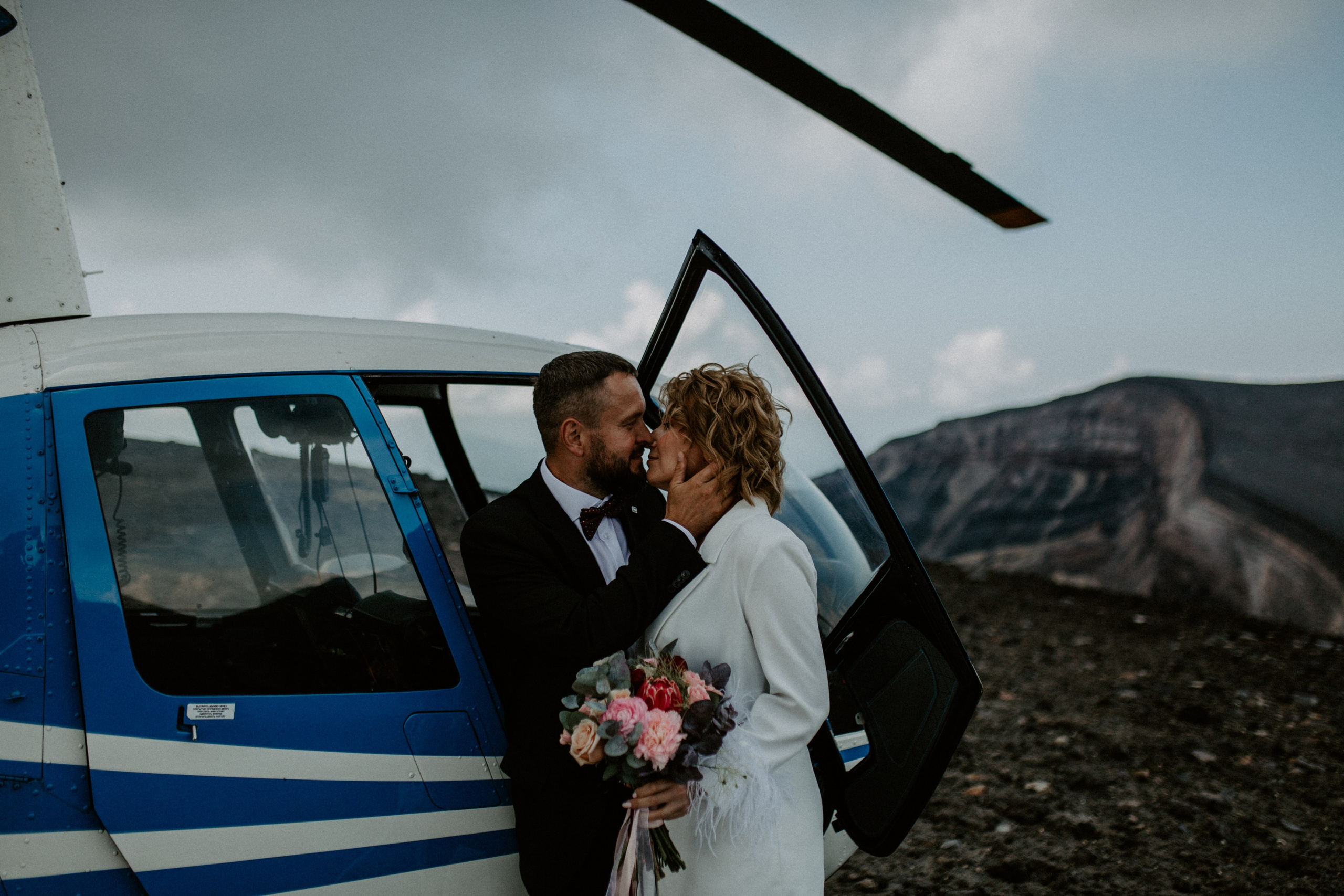 Ветролетный полет Вулкан Малый Семячик. Свадебное фото и видео на Камчатке. Туристические маршруты