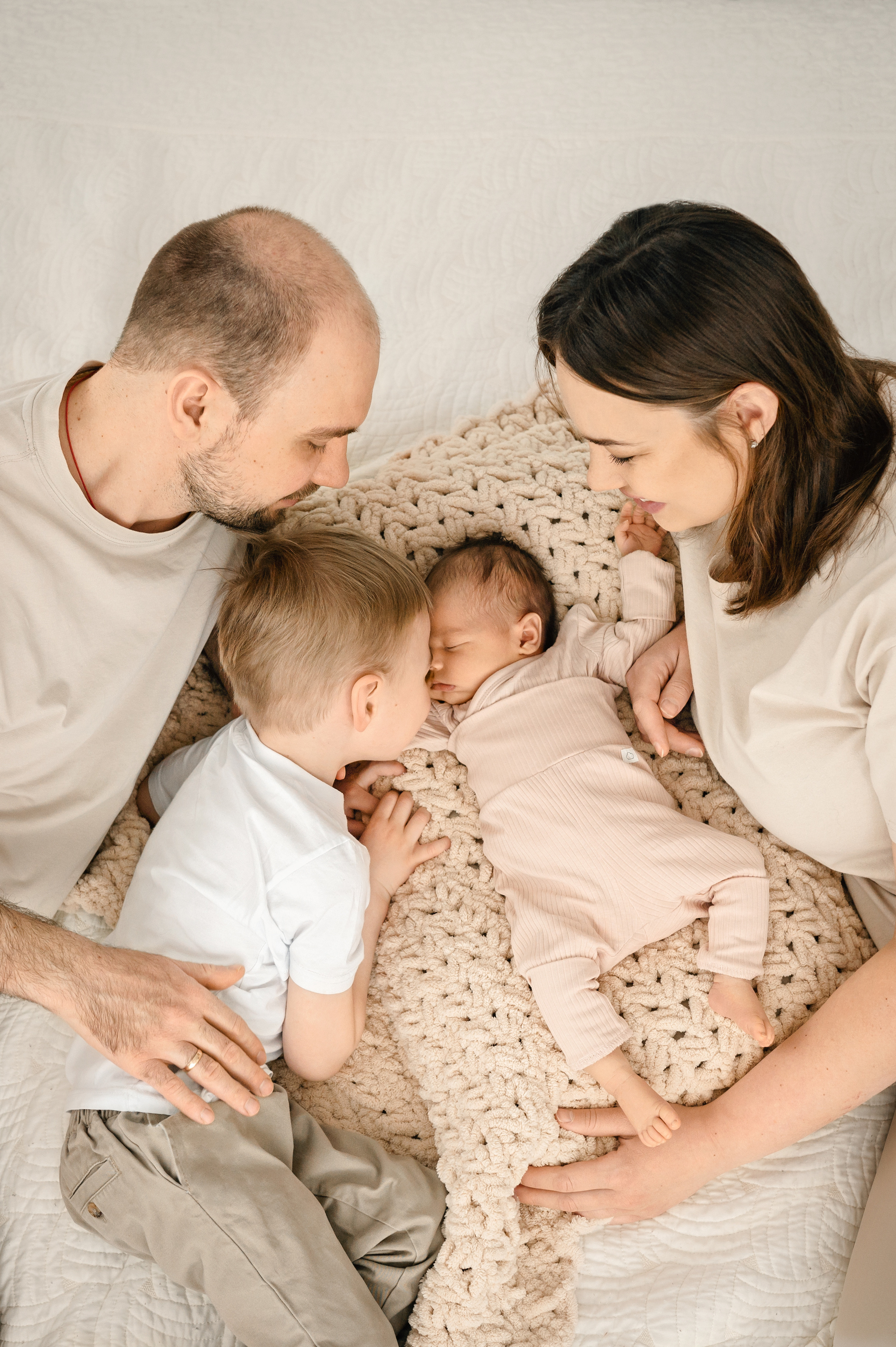 Домашняя съемка новорожденного. Церковный фотограф на Таинство Крещения и Венчания в Оренбурге и Оренбургской области Екатерина Белкина