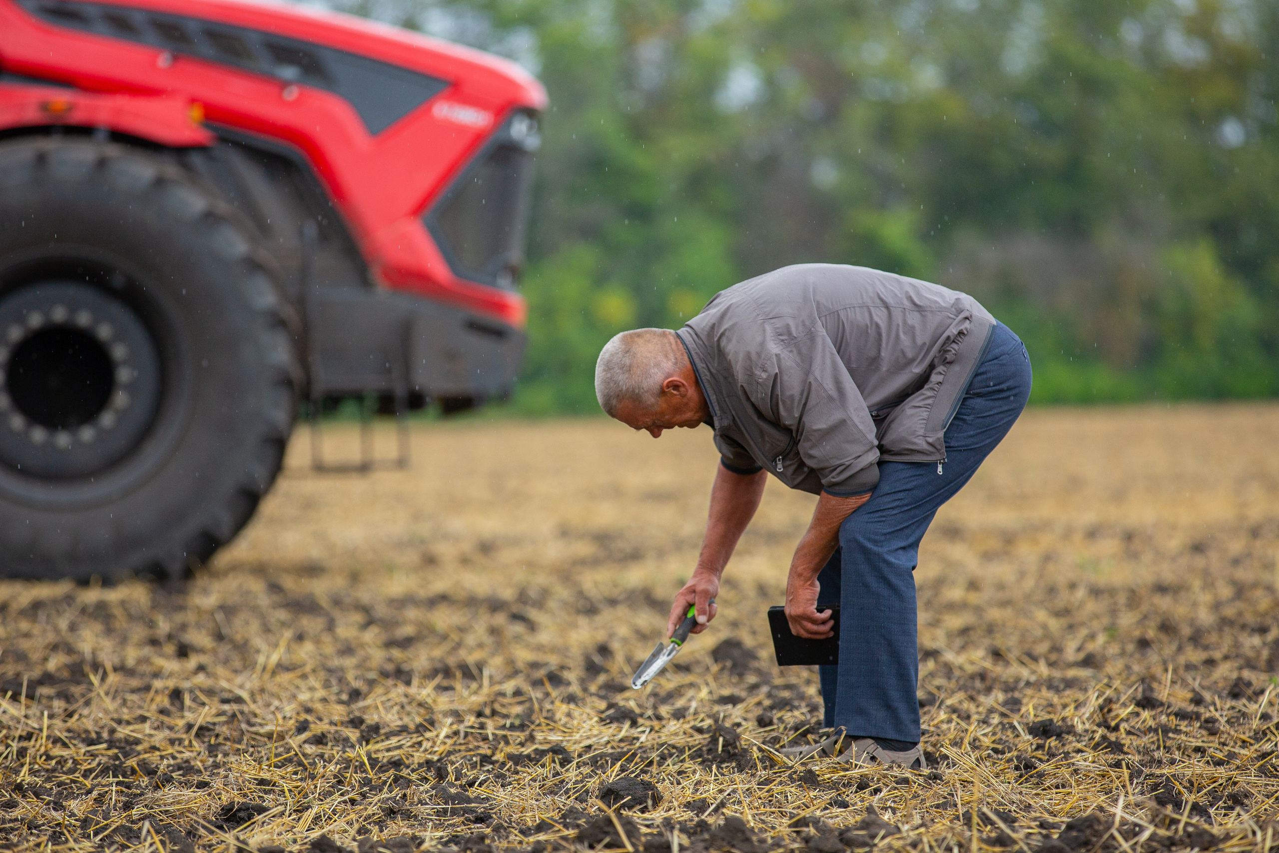 Агроном проводить пробу пашни