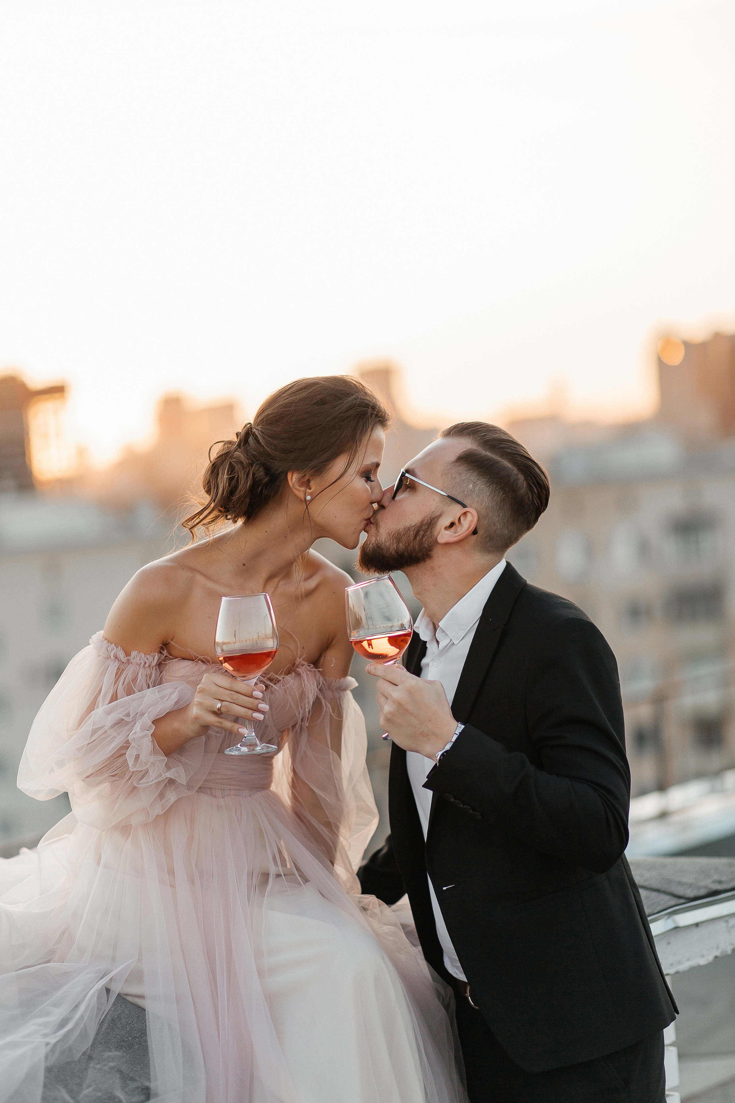 lovestory, свадебная прогулка, фотосессия на крыше, moscow city, патриаршие пруды, патрики, свадебное платье, свадебный фотограф, фотограф на свадьбу, свадебный букет, букет невесты, раменский загс, визажист на свадьбу