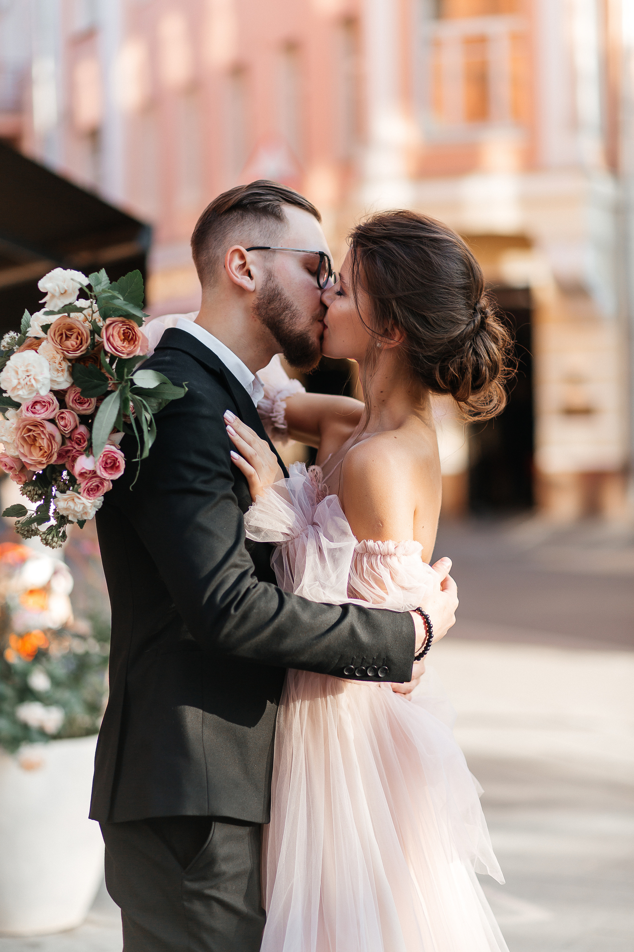 lovestory, свадебная прогулка, фотосессия на крыше, moscow city, патриаршие пруды, патрики, свадебное платье, свадебный фотограф, фотограф на свадьбу, свадебный букет, букет невесты, раменский загс, визажист на свадьбу