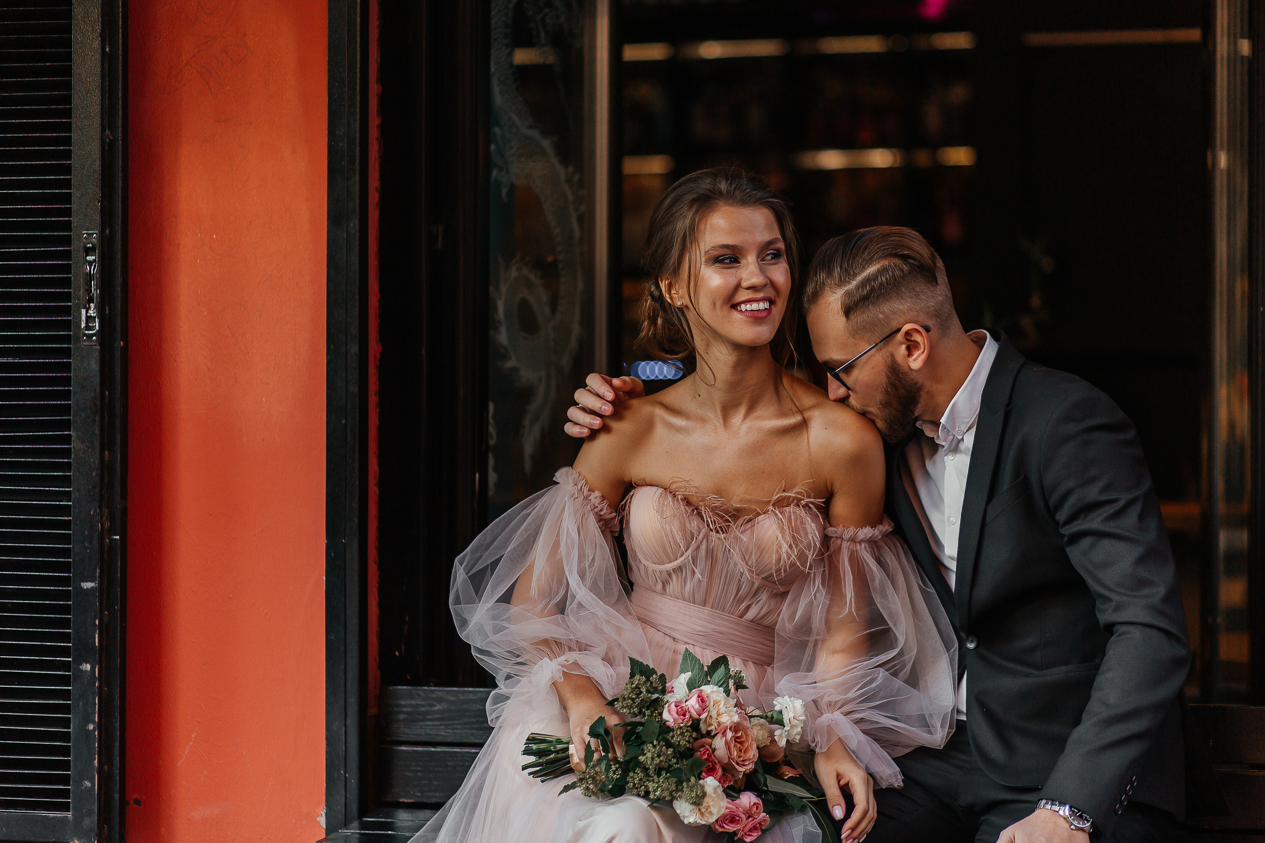 lovestory, свадебная прогулка, фотосессия на крыше, moscow city, патриаршие пруды, патрики, свадебное платье, свадебный фотограф, фотограф на свадьбу, свадебный букет, букет невесты, раменский загс, визажист на свадьбу