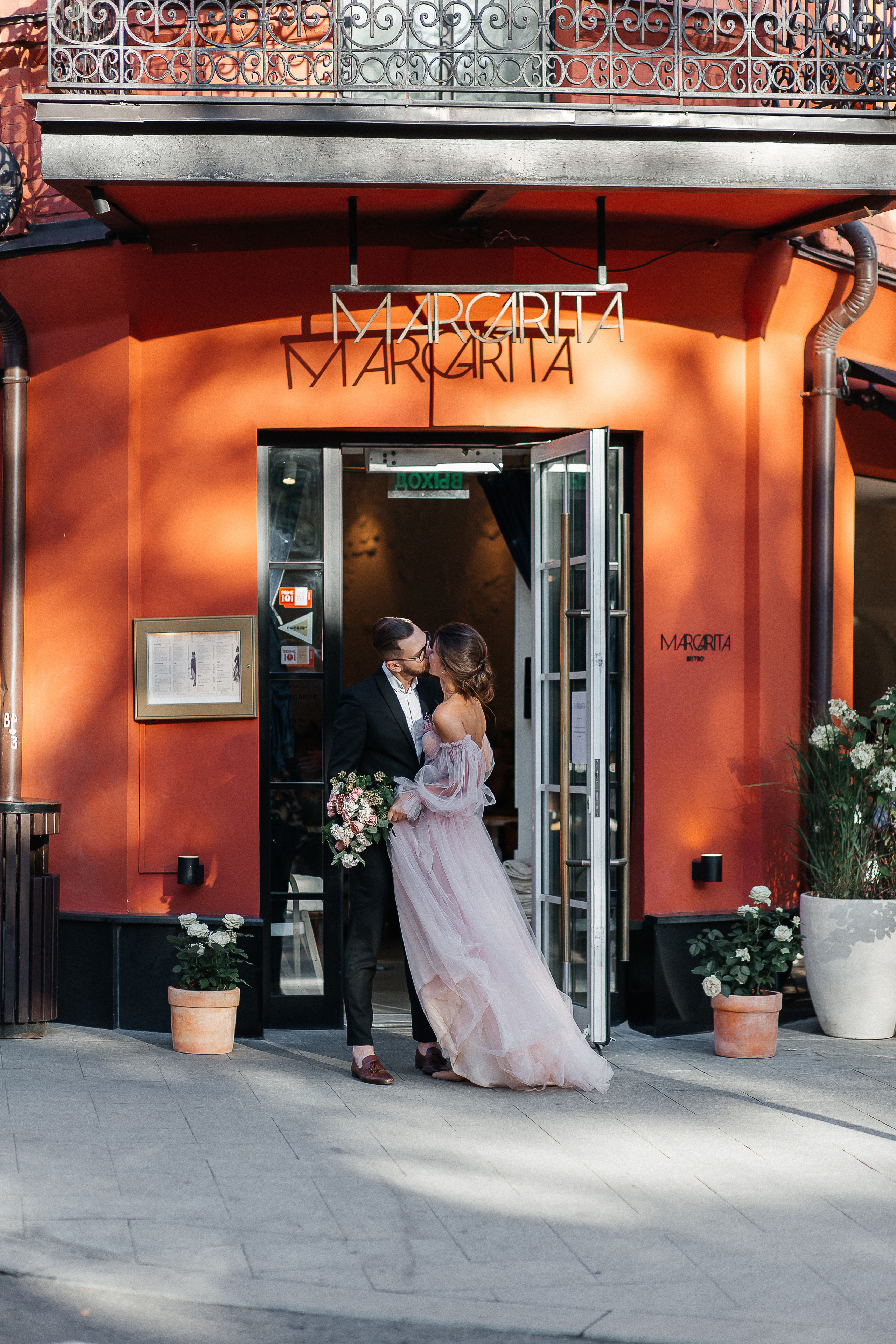 lovestory, свадебная прогулка, фотосессия на крыше, moscow city, патриаршие пруды, патрики, свадебное платье, свадебный фотограф, фотограф на свадьбу, свадебный букет, букет невесты, раменский загс, визажист на свадьбу