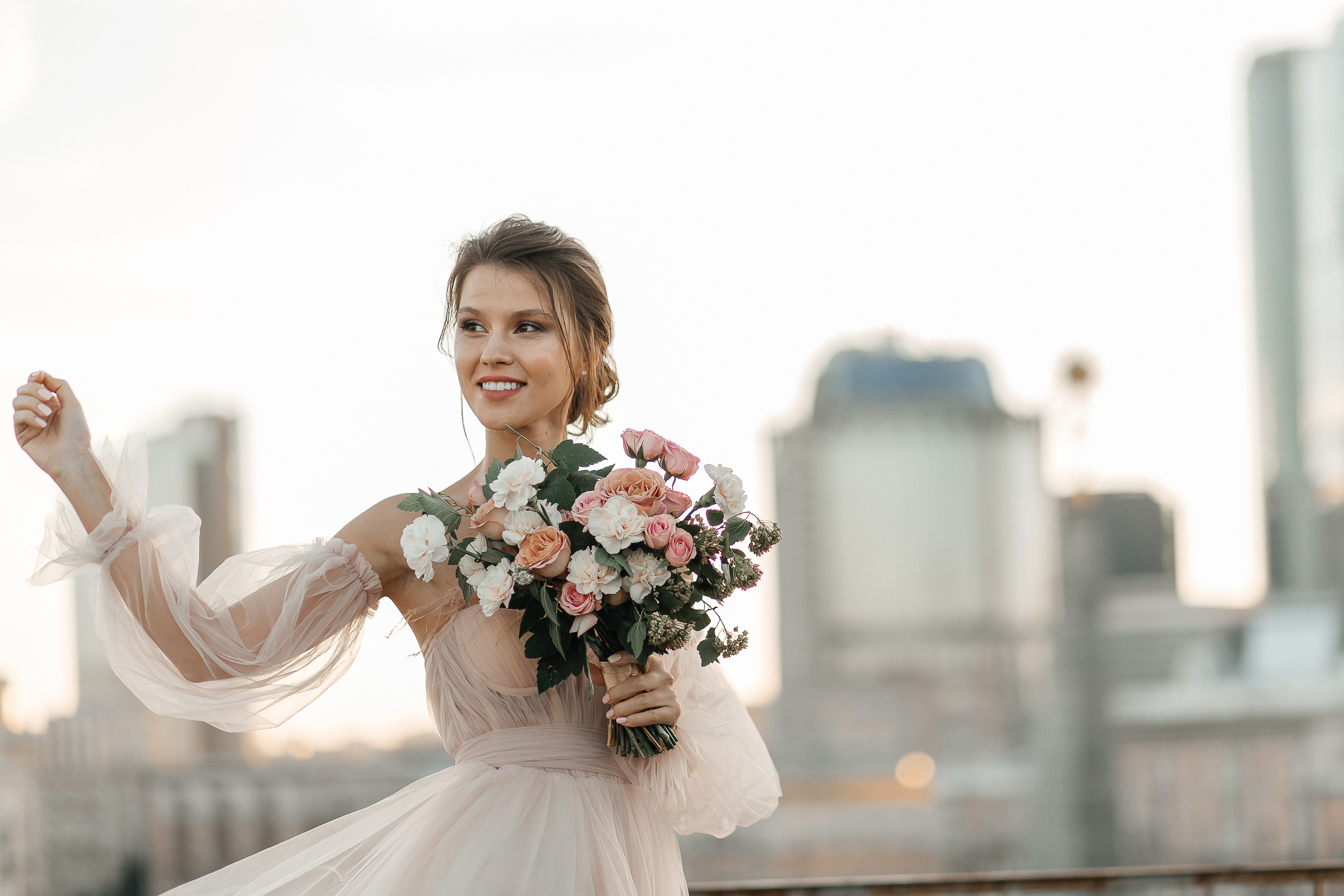 lovestory, свадебная прогулка, фотосессия на крыше, moscow city, патриаршие пруды, патрики, свадебное платье, свадебный фотограф, фотограф на свадьбу, свадебный букет, букет невесты, раменский загс, визажист на свадьбу