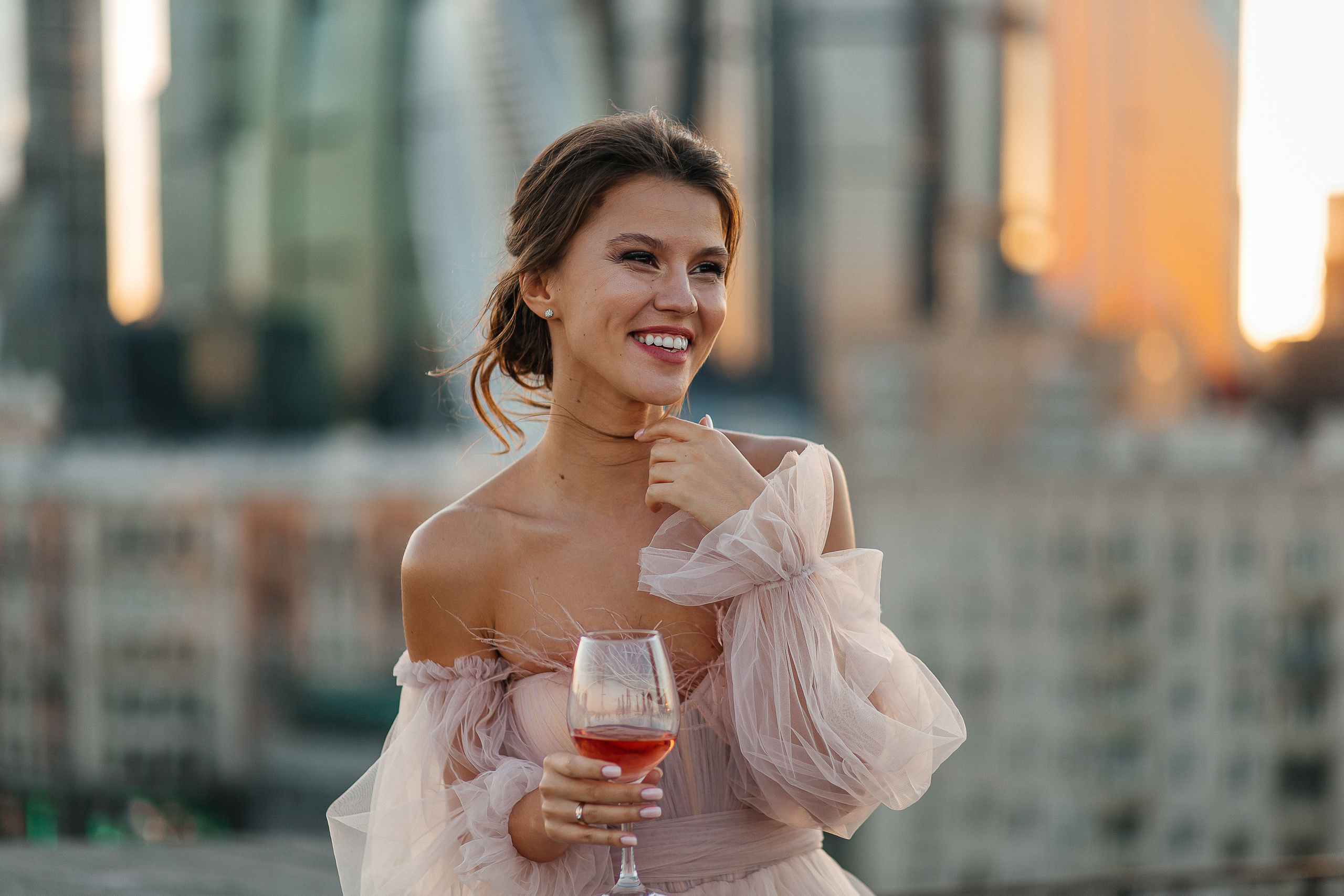 lovestory, свадебная прогулка, фотосессия на крыше, moscow city, патриаршие пруды, патрики, свадебное платье, свадебный фотограф, фотограф на свадьбу, свадебный букет, букет невесты, раменский загс, визажист на свадьбу