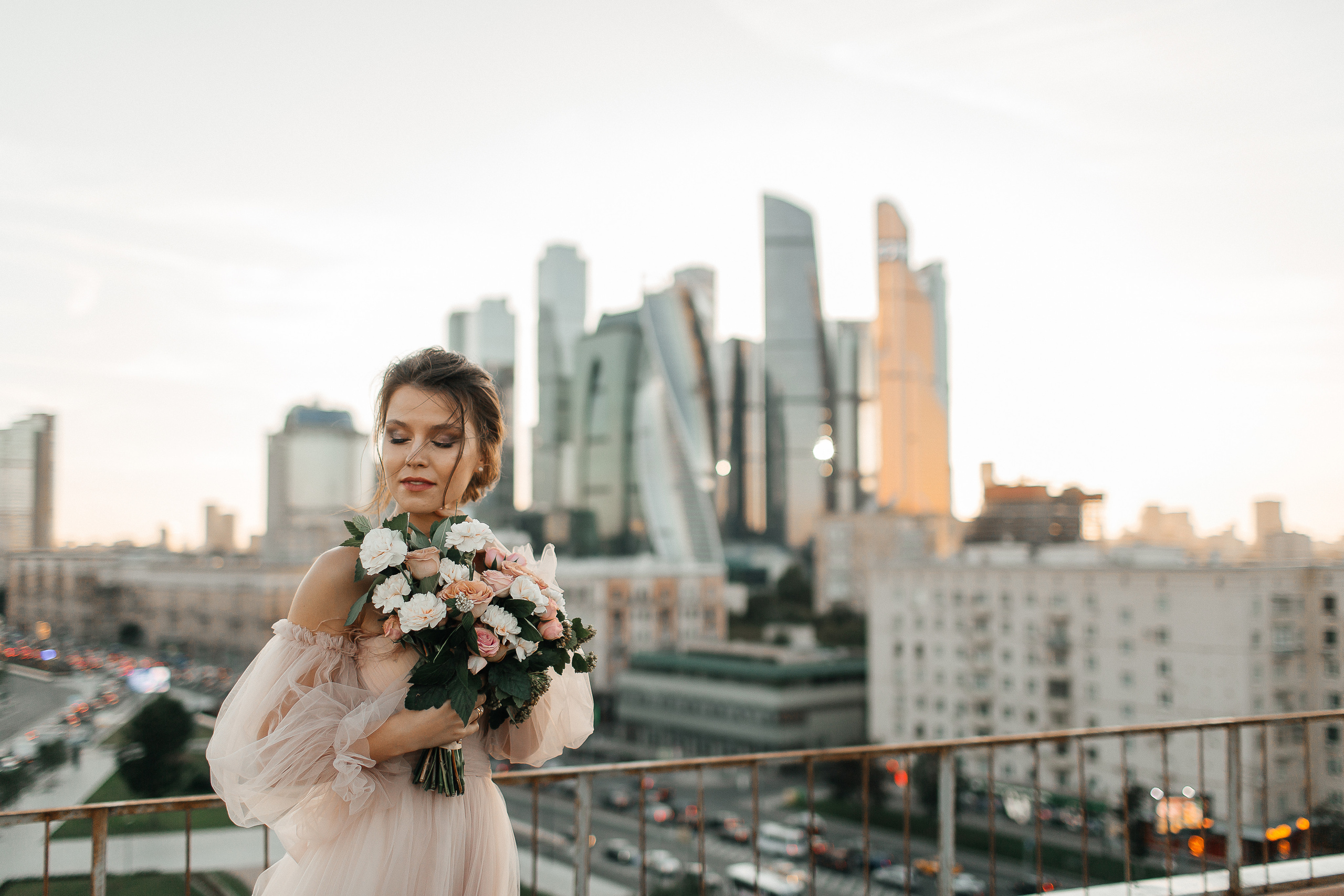lovestory, свадебная прогулка, фотосессия на крыше, moscow city, патриаршие пруды, патрики, свадебное платье, свадебный фотограф, фотограф на свадьбу, свадебный букет, букет невесты, раменский загс, визажист на свадьбу