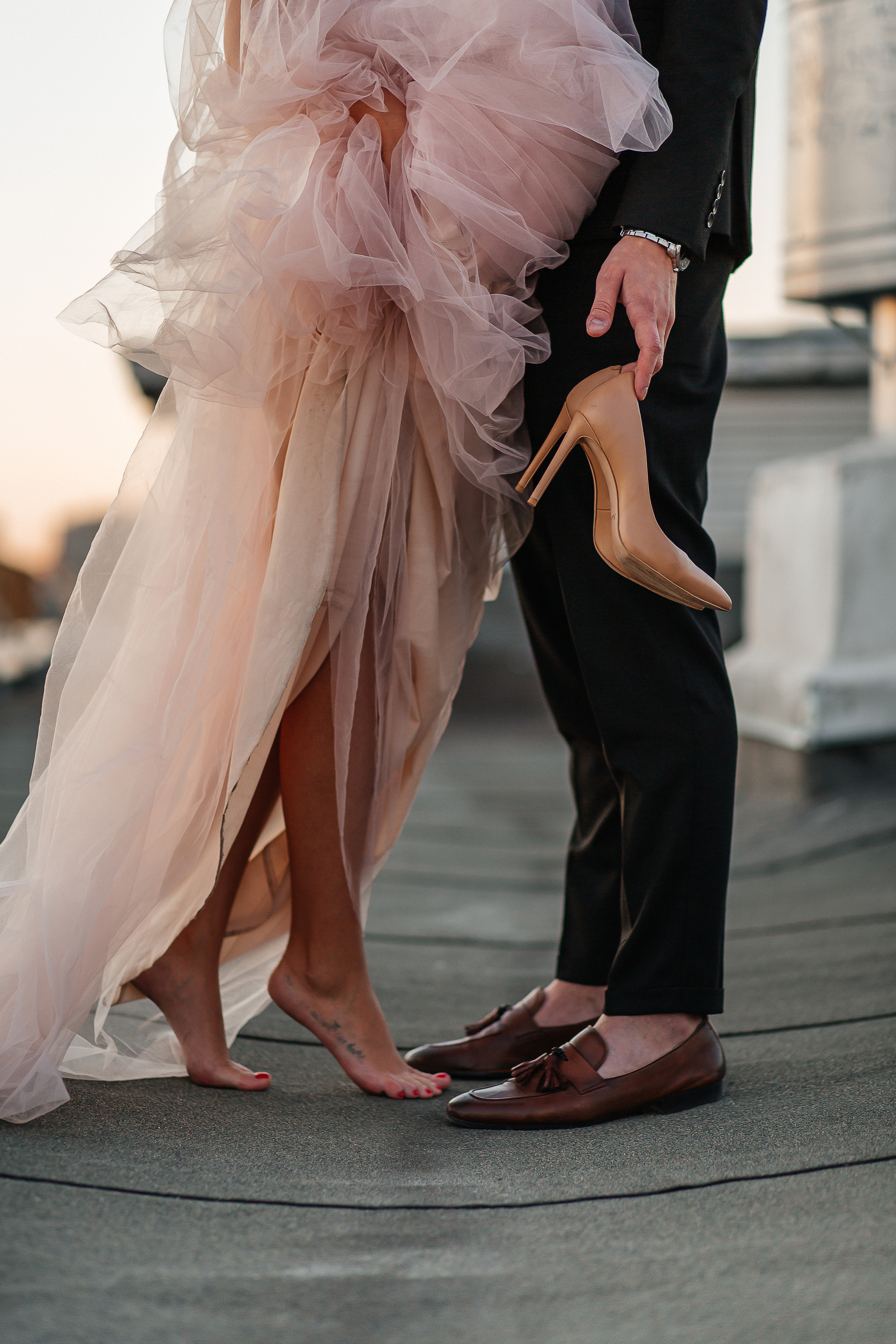 lovestory, свадебная прогулка, фотосессия на крыше, moscow city, патриаршие пруды, патрики, свадебное платье, свадебный фотограф, фотограф на свадьбу, свадебный букет, букет невесты, раменский загс, визажист на свадьбу