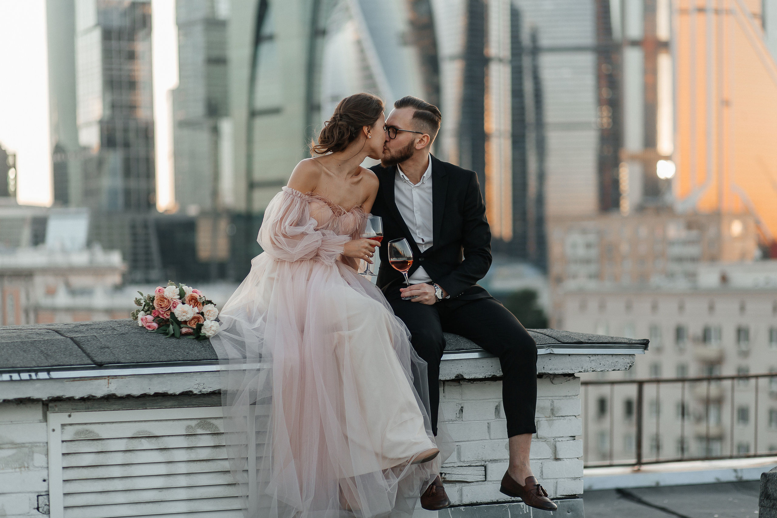 lovestory, свадебная прогулка, фотосессия на крыше, moscow city, патриаршие пруды, патрики, свадебное платье, свадебный фотограф, фотограф на свадьбу, свадебный букет, букет невесты, раменский загс, визажист на свадьбу