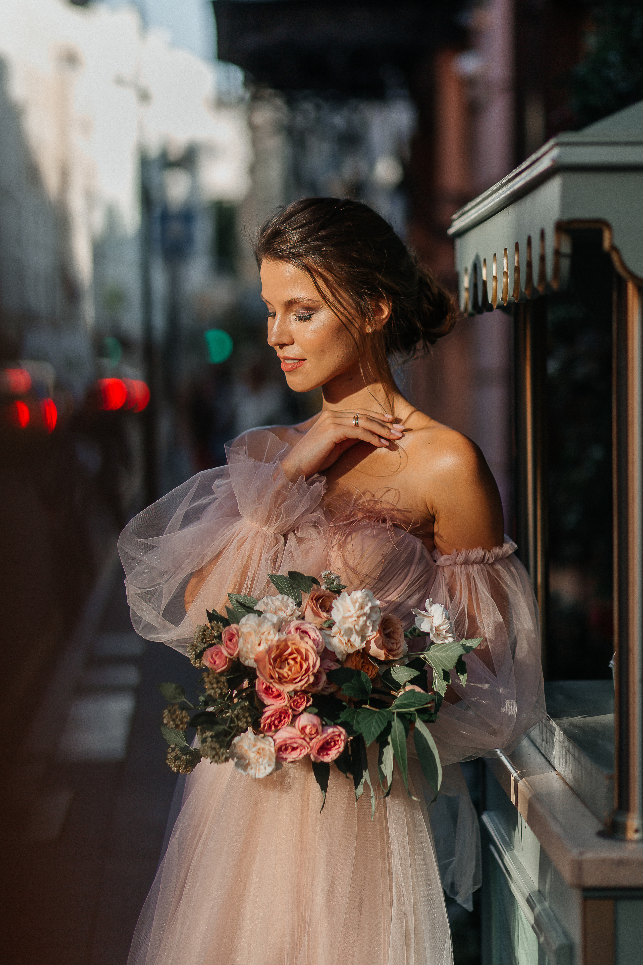 lovestory, свадебная прогулка, фотосессия на крыше, moscow city, патриаршие пруды, патрики, свадебное платье, свадебный фотограф, фотограф на свадьбу, свадебный букет, букет невесты, раменский загс, визажист на свадьбу