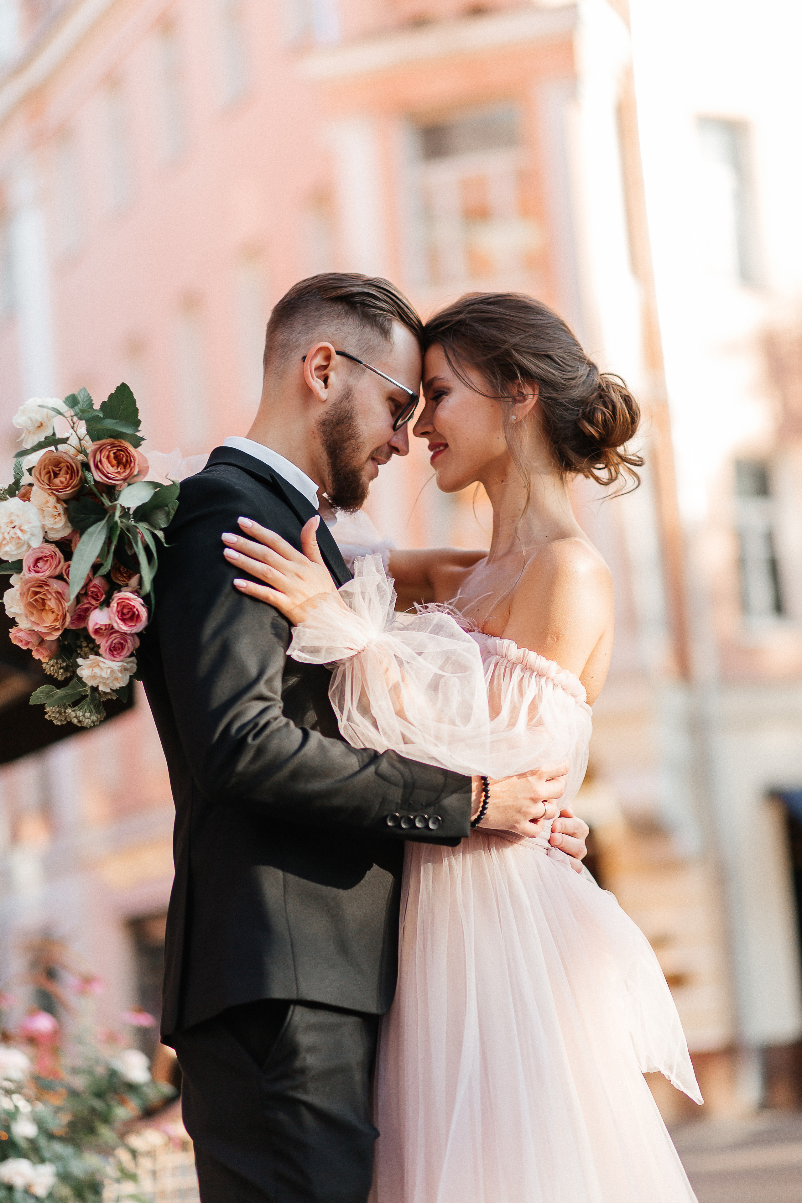 lovestory, свадебная прогулка, фотосессия на крыше, moscow city, патриаршие пруды, патрики, свадебное платье, свадебный фотограф, фотограф на свадьбу, свадебный букет, букет невесты, раменский загс, визажист на свадьбу