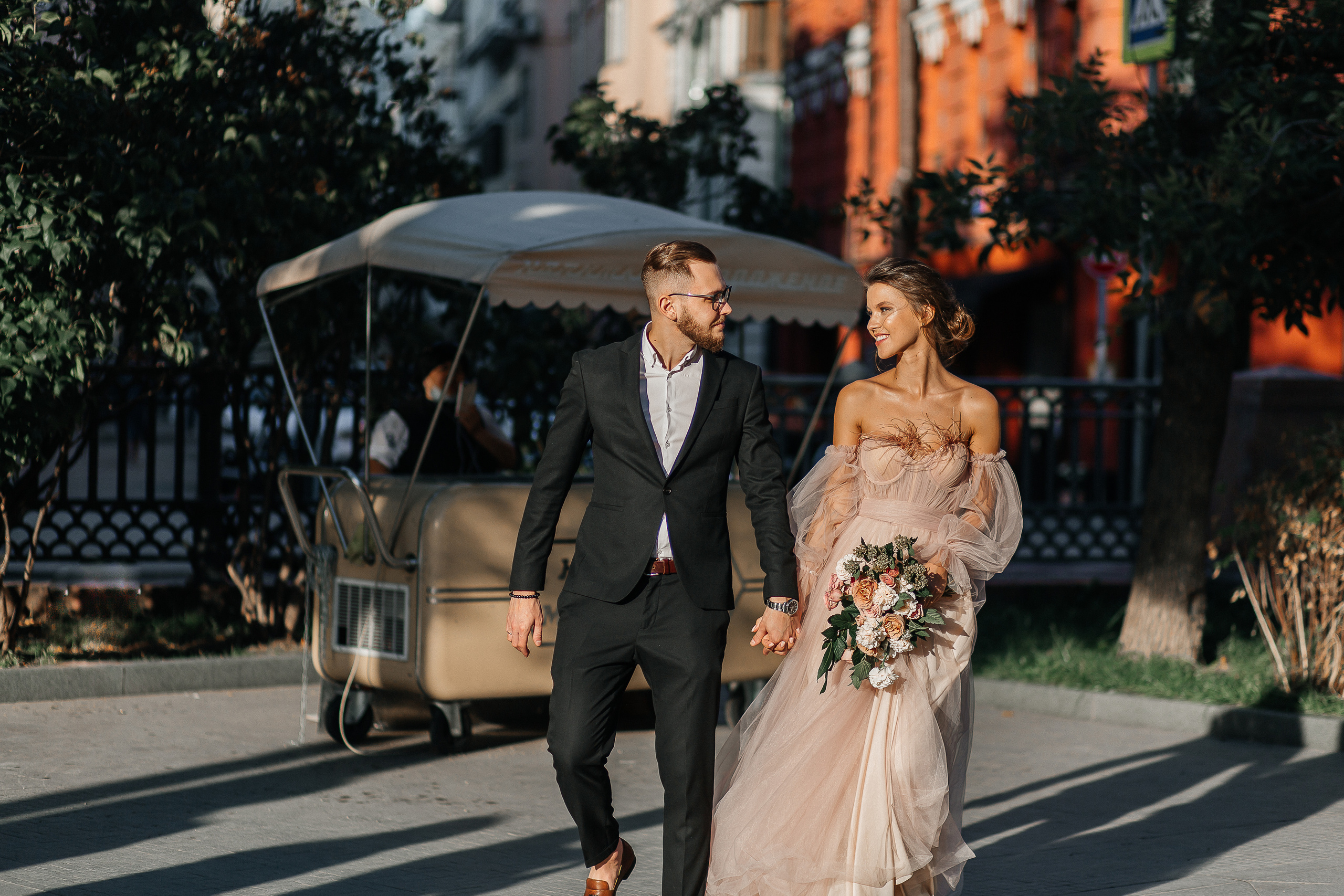 lovestory, свадебная прогулка, фотосессия на крыше, moscow city, патриаршие пруды, патрики, свадебное платье, свадебный фотограф, фотограф на свадьбу, свадебный букет, букет невесты, раменский загс, визажист на свадьбу