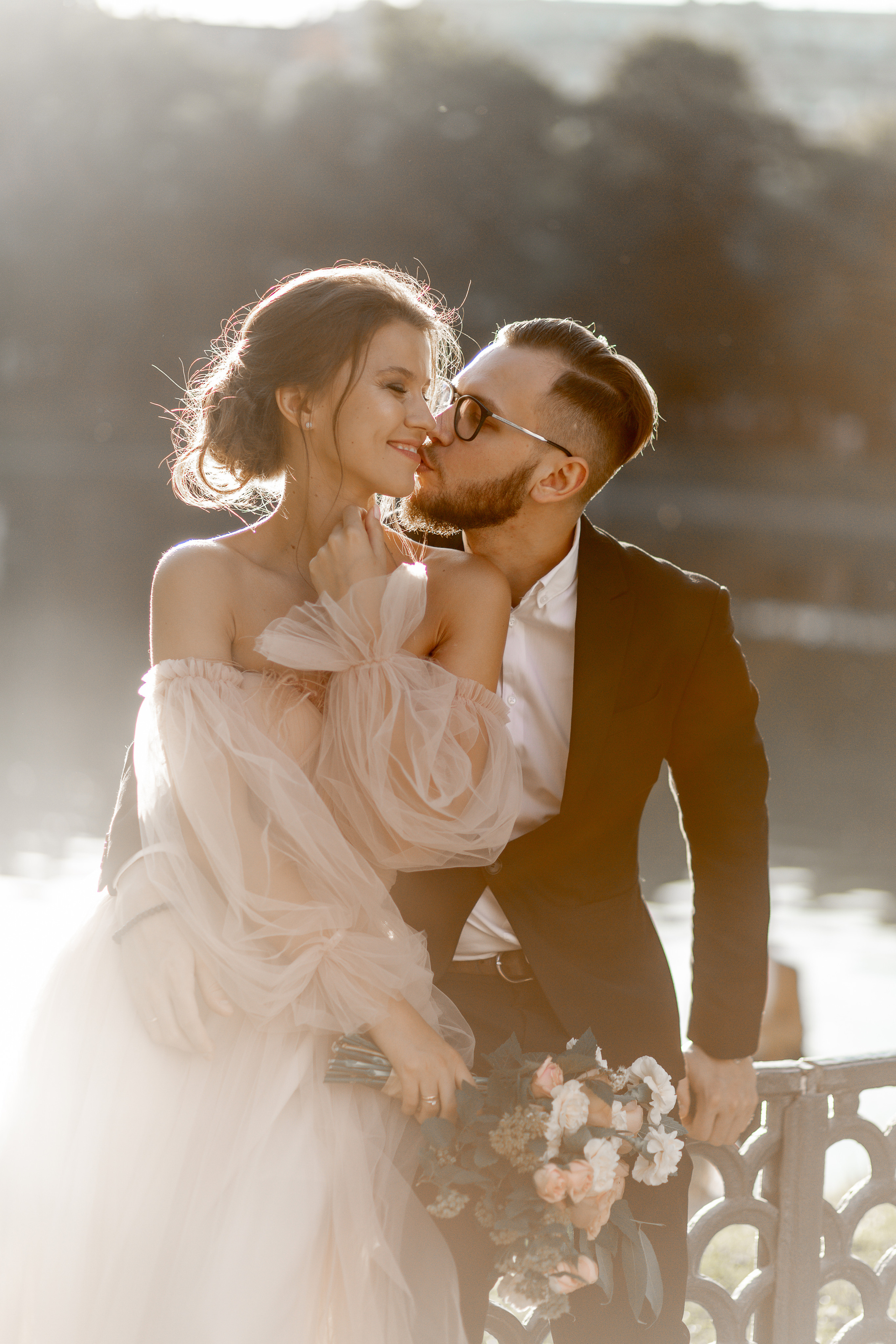 lovestory, свадебная прогулка, фотосессия на крыше, moscow city, патриаршие пруды, патрики, свадебное платье, свадебный фотограф, фотограф на свадьбу, свадебный букет, букет невесты, раменский загс, визажист на свадьбу