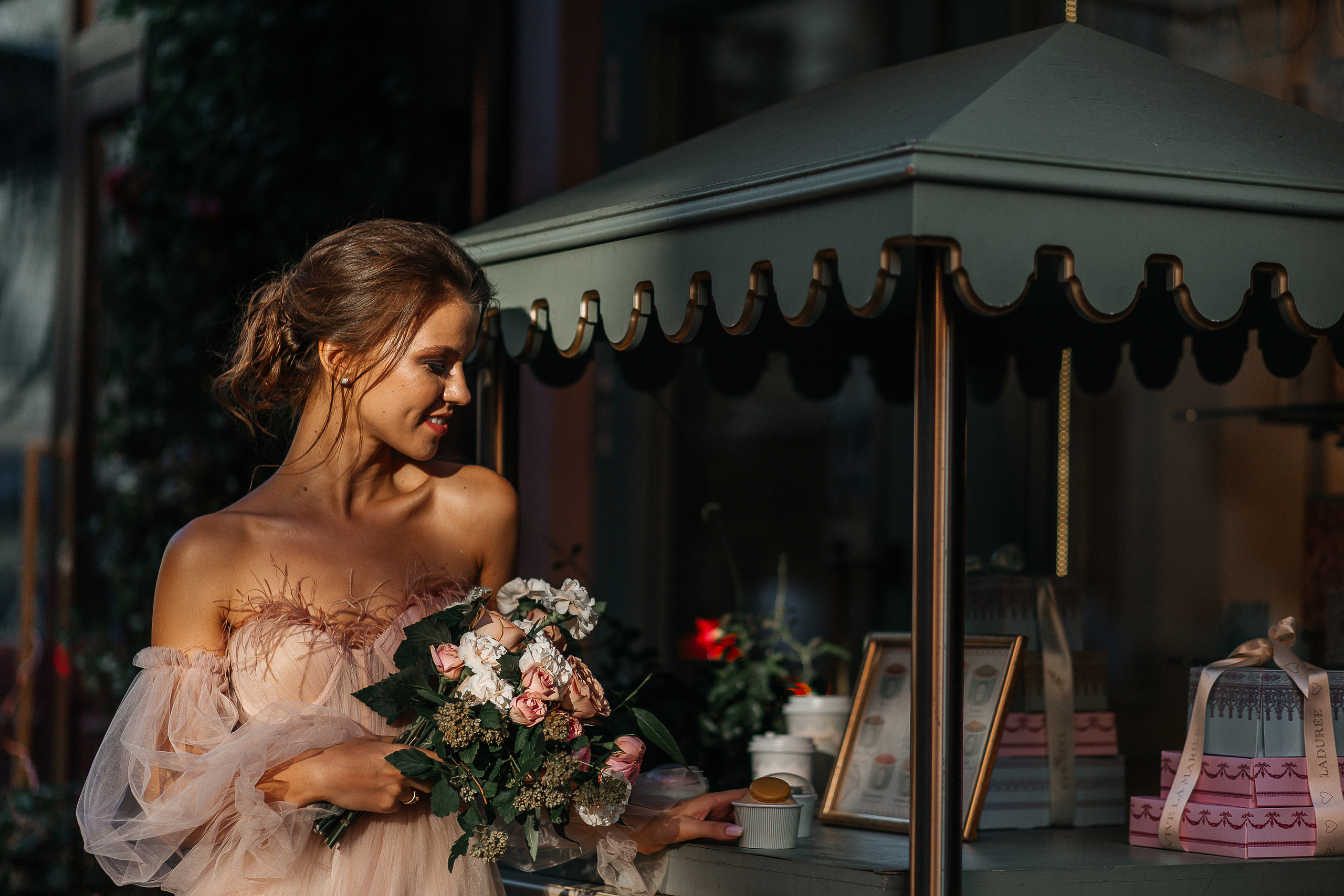 lovestory, свадебная прогулка, фотосессия на крыше, moscow city, патриаршие пруды, патрики, свадебное платье, свадебный фотограф, фотограф на свадьбу, свадебный букет, букет невесты, раменский загс, визажист на свадьбу