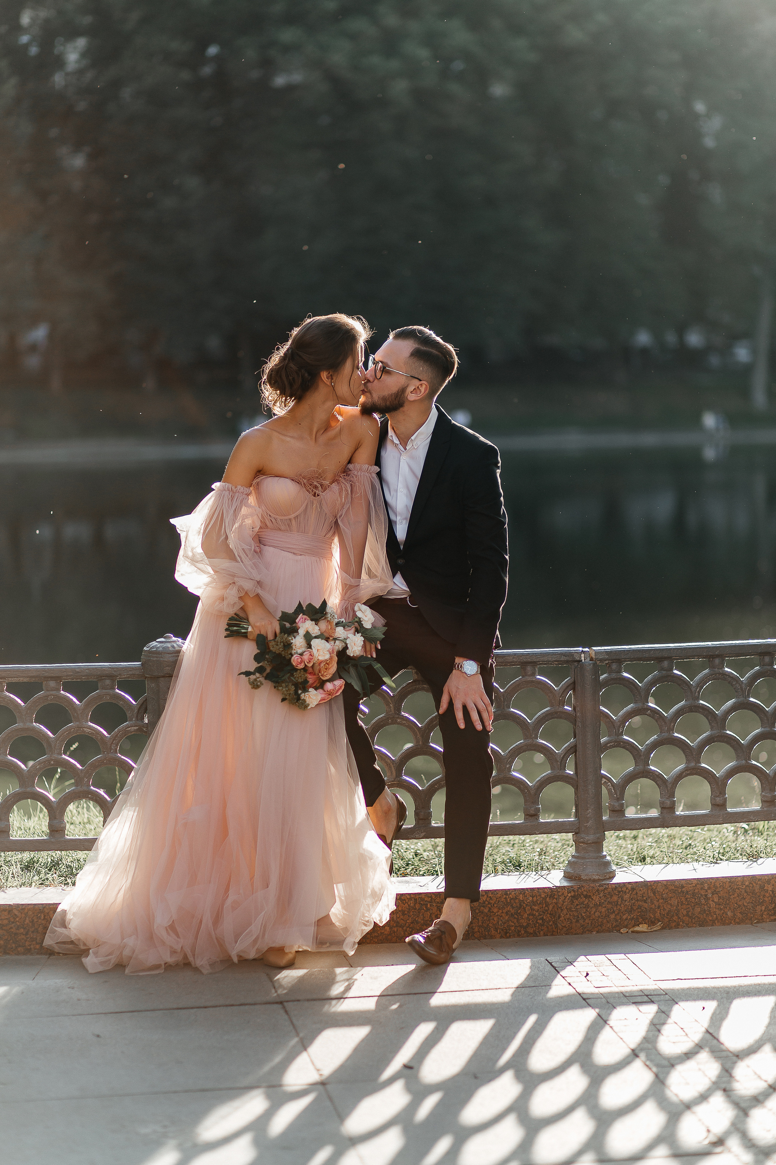 lovestory, свадебная прогулка, фотосессия на крыше, moscow city, патриаршие пруды, патрики, свадебное платье, свадебный фотограф, фотограф на свадьбу, свадебный букет, букет невесты, раменский загс, визажист на свадьбу