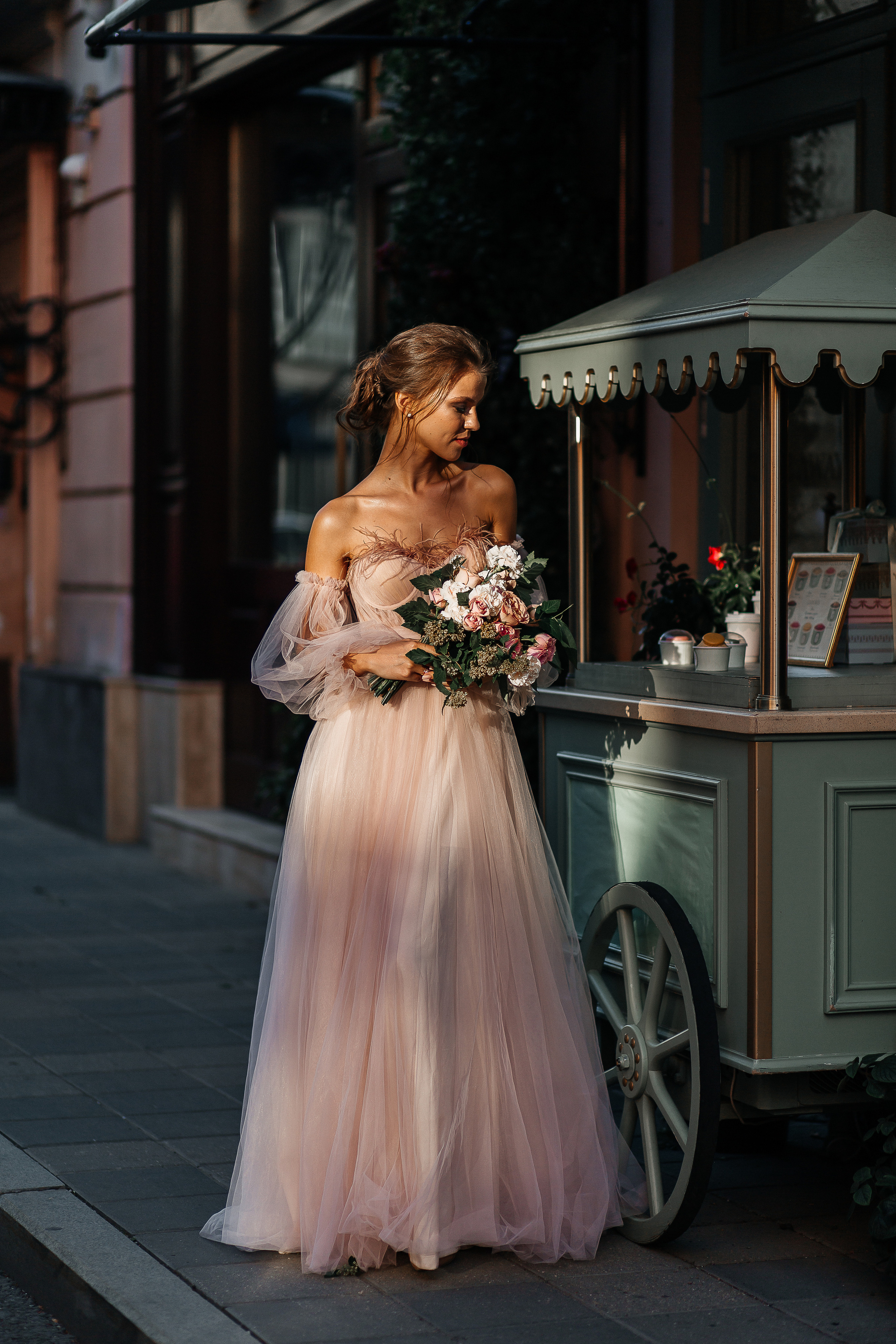 lovestory, свадебная прогулка, фотосессия на крыше, moscow city, патриаршие пруды, патрики, свадебное платье, свадебный фотограф, фотограф на свадьбу, свадебный букет, букет невесты, раменский загс, визажист на свадьбу