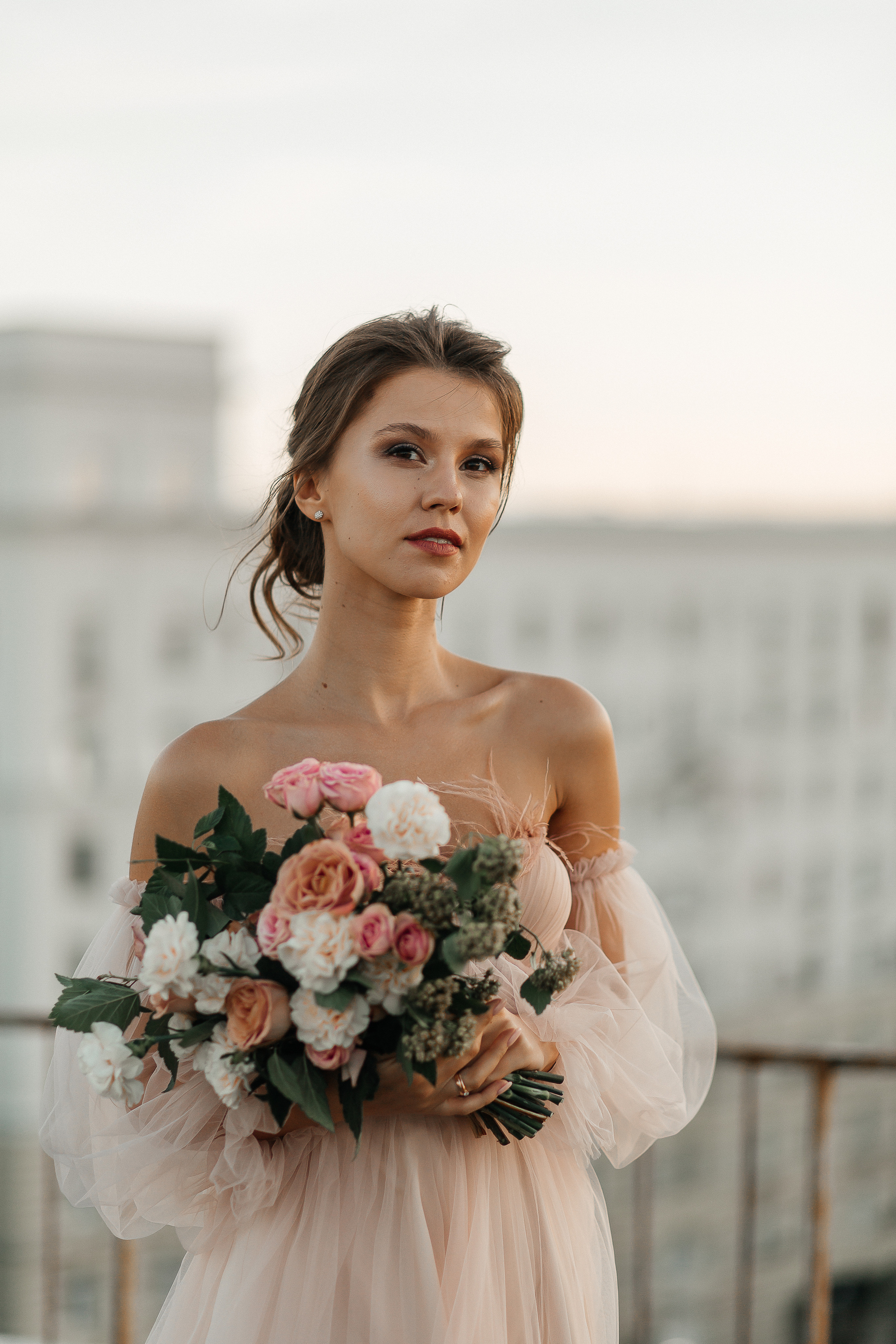 lovestory, свадебная прогулка, фотосессия на крыше, moscow city, патриаршие пруды, патрики, свадебное платье, свадебный фотограф, фотограф на свадьбу, свадебный букет, букет невесты, раменский загс, визажист на свадьбу