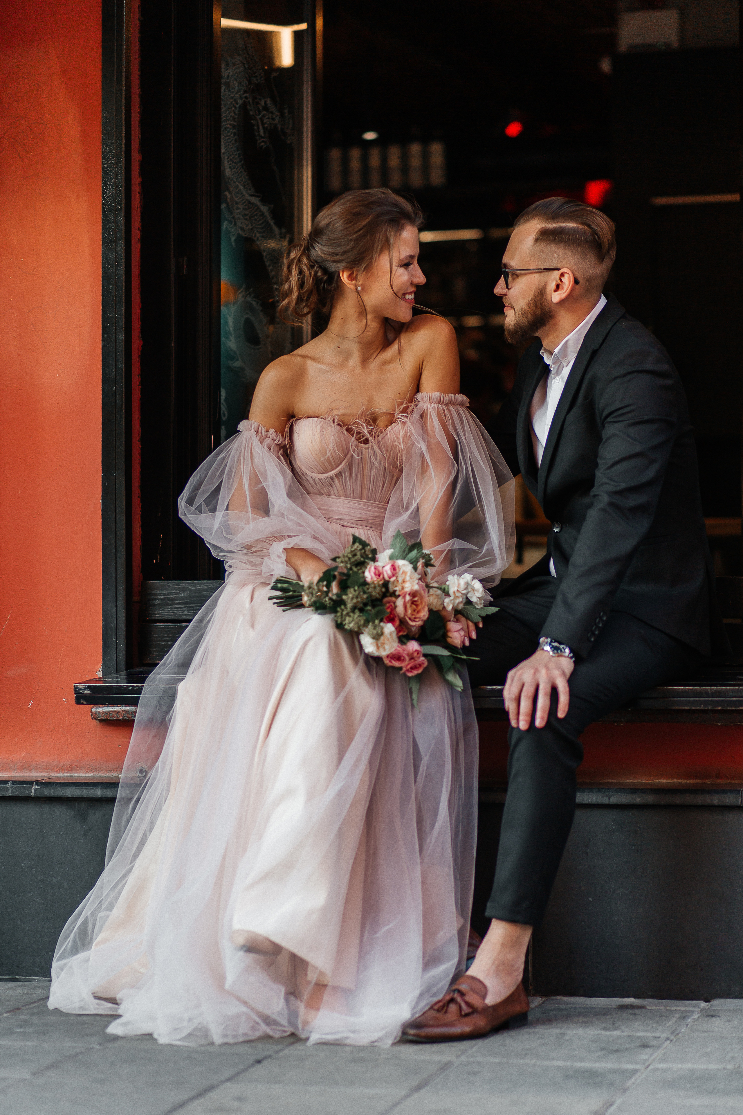 lovestory, свадебная прогулка, фотосессия на крыше, moscow city, патриаршие пруды, патрики, свадебное платье, свадебный фотограф, фотограф на свадьбу, свадебный букет, букет невесты, раменский загс, визажист на свадьбу