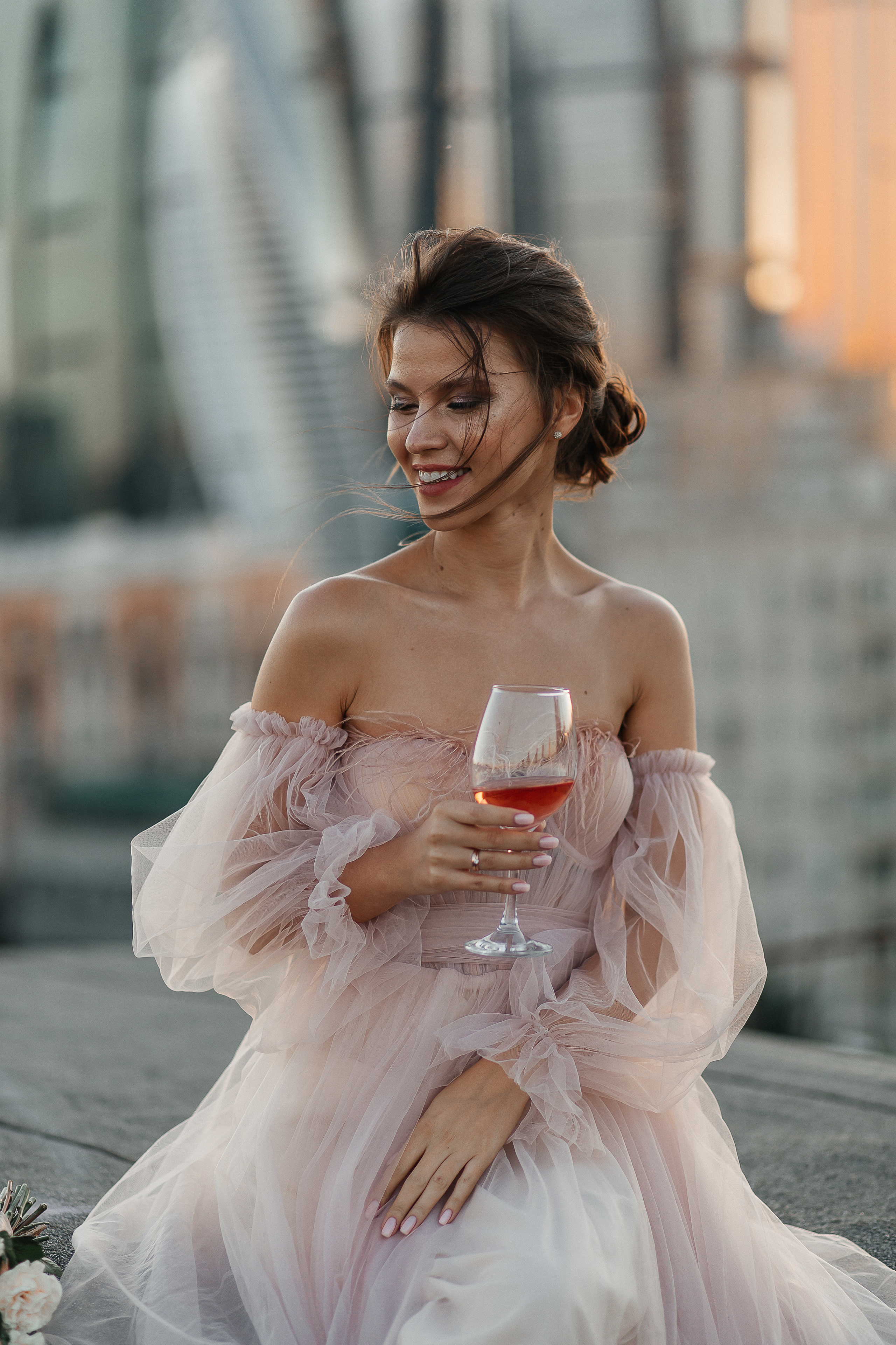 lovestory, свадебная прогулка, фотосессия на крыше, moscow city, патриаршие пруды, патрики, свадебное платье, свадебный фотограф, фотограф на свадьбу, свадебный букет, букет невесты, раменский загс, визажист на свадьбу