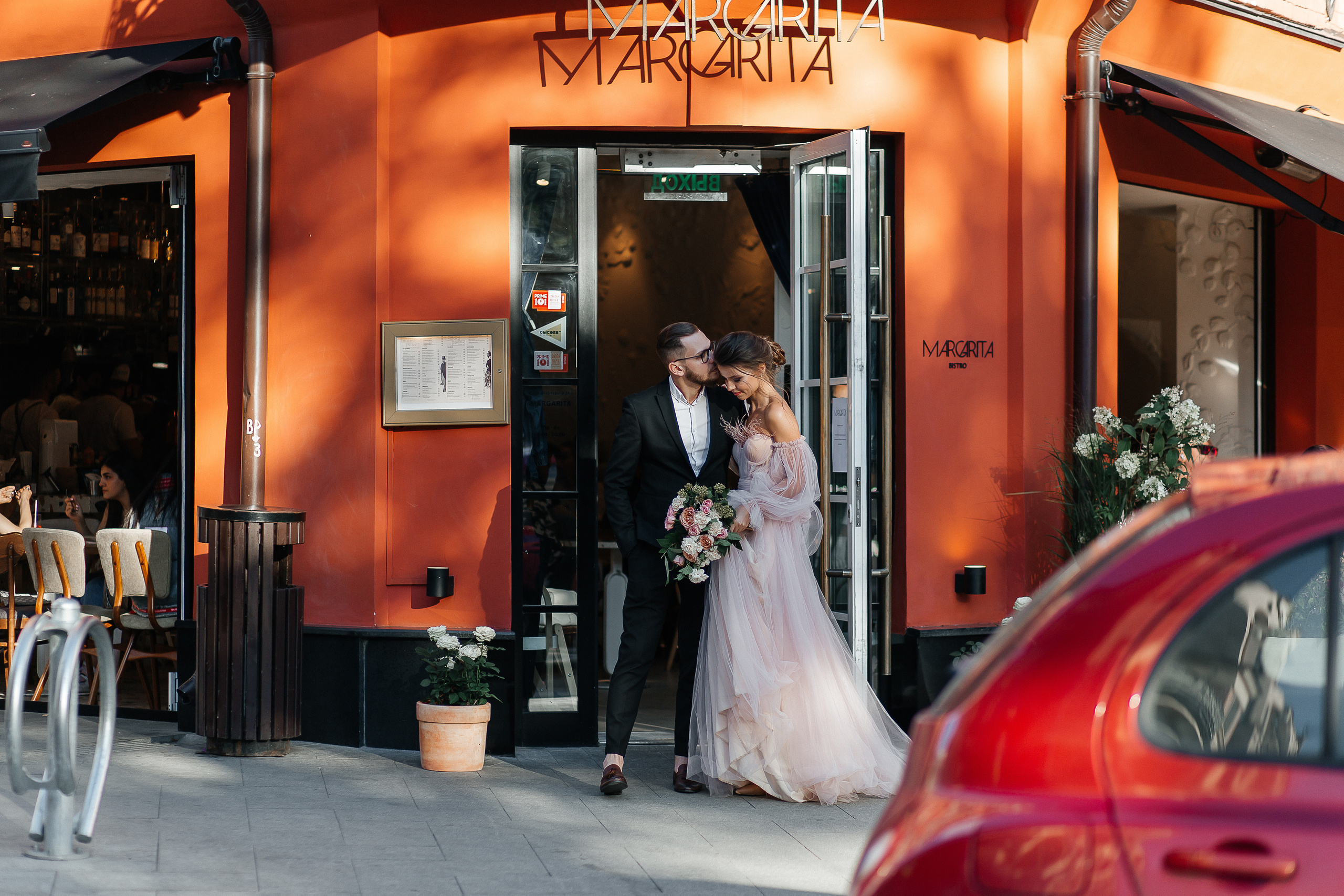 lovestory, свадебная прогулка, фотосессия на крыше, moscow city, патриаршие пруды, патрики, свадебное платье, свадебный фотограф, фотограф на свадьбу, свадебный букет, букет невесты, раменский загс, визажист на свадьбу