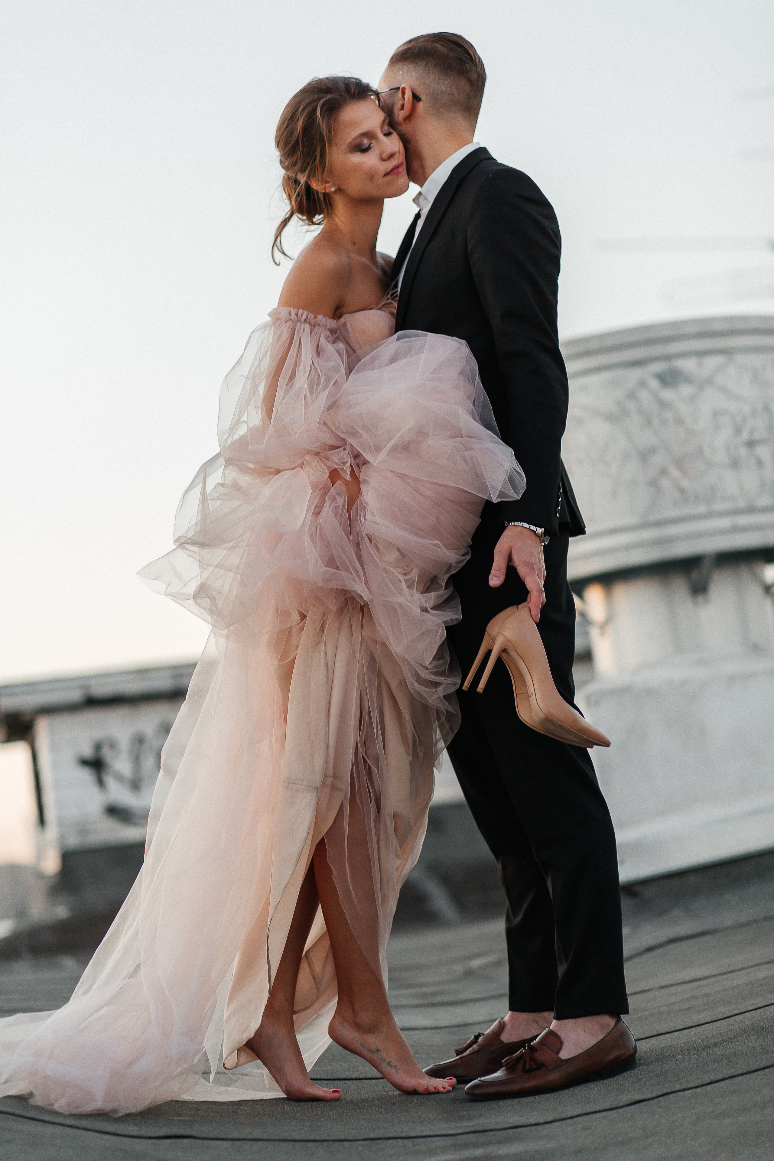 lovestory, свадебная прогулка, фотосессия на крыше, moscow city, патриаршие пруды, патрики, свадебное платье, свадебный фотограф, фотограф на свадьбу, свадебный букет, букет невесты, раменский загс, визажист на свадьбу