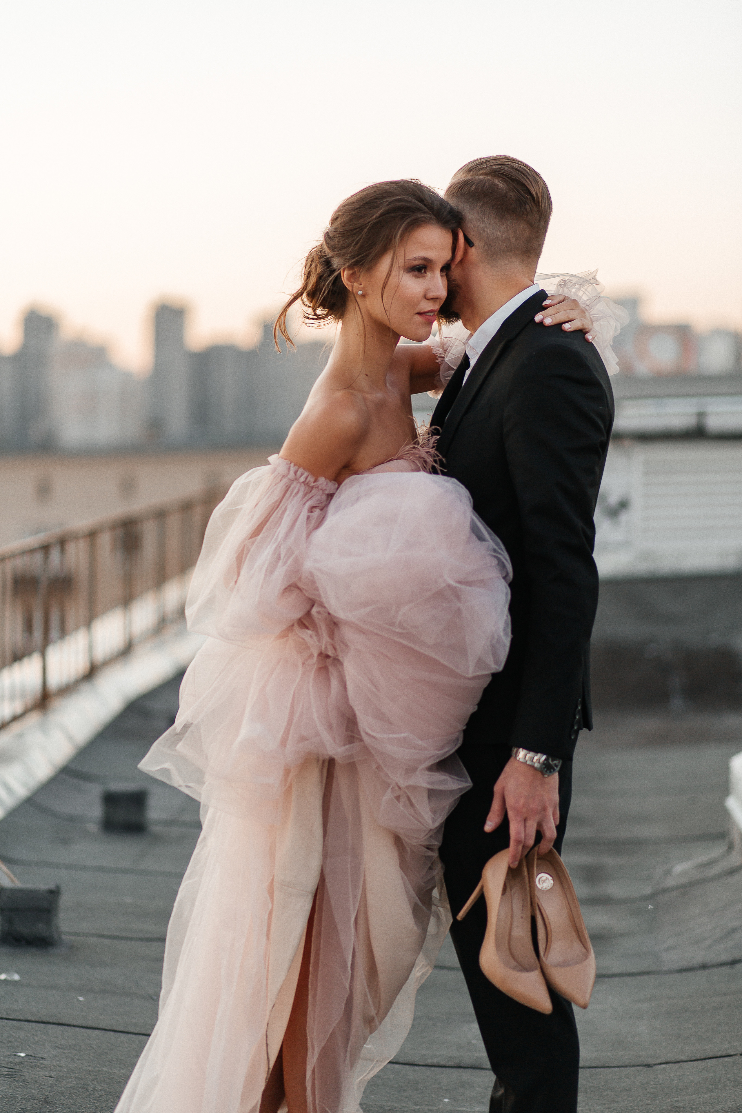 lovestory, свадебная прогулка, фотосессия на крыше, moscow city, патриаршие пруды, патрики, свадебное платье, свадебный фотограф, фотограф на свадьбу, свадебный букет, букет невесты, раменский загс, визажист на свадьбу