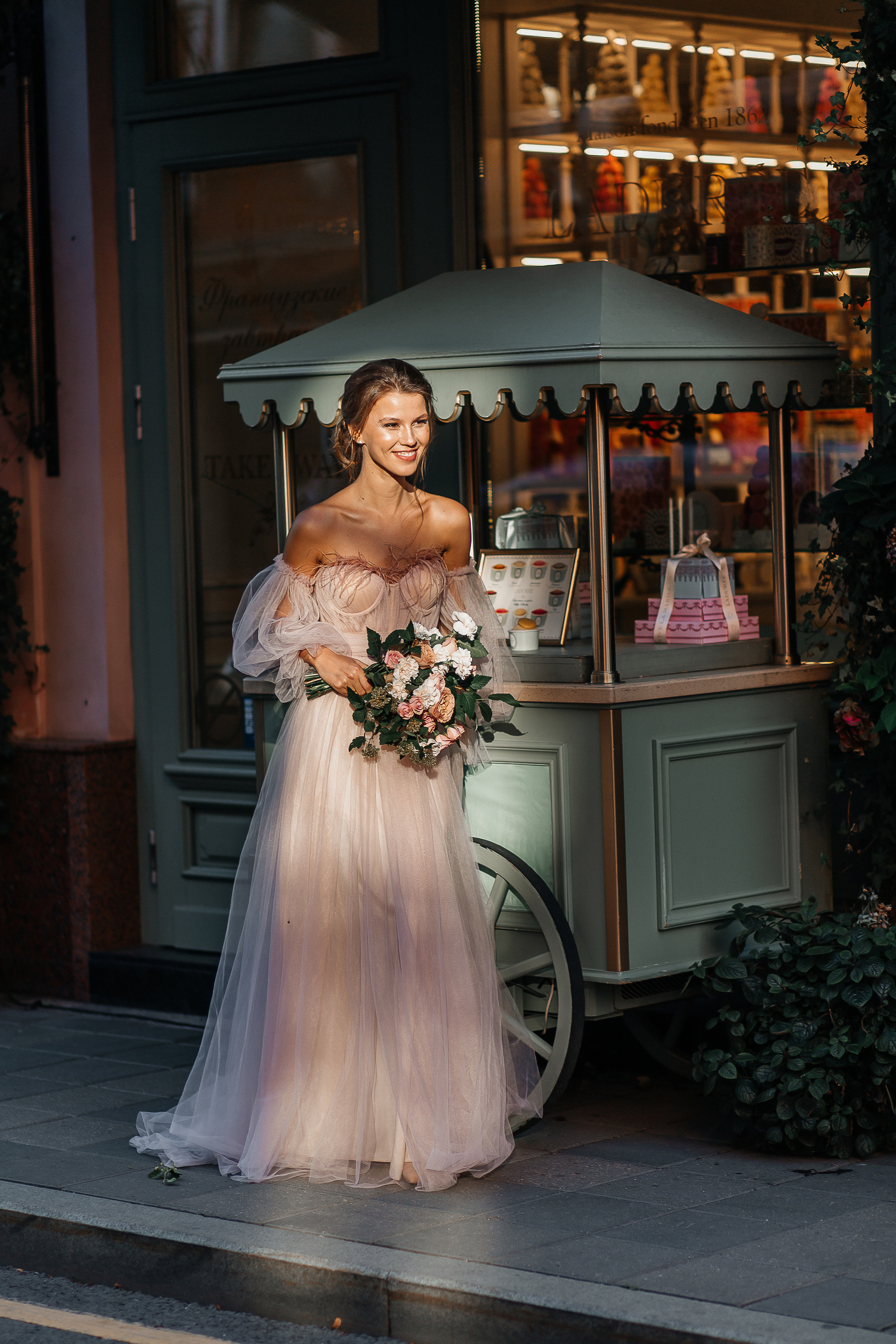 lovestory, свадебная прогулка, фотосессия на крыше, moscow city, патриаршие пруды, патрики, свадебное платье, свадебный фотограф, фотограф на свадьбу, свадебный букет, букет невесты, раменский загс, визажист на свадьбу