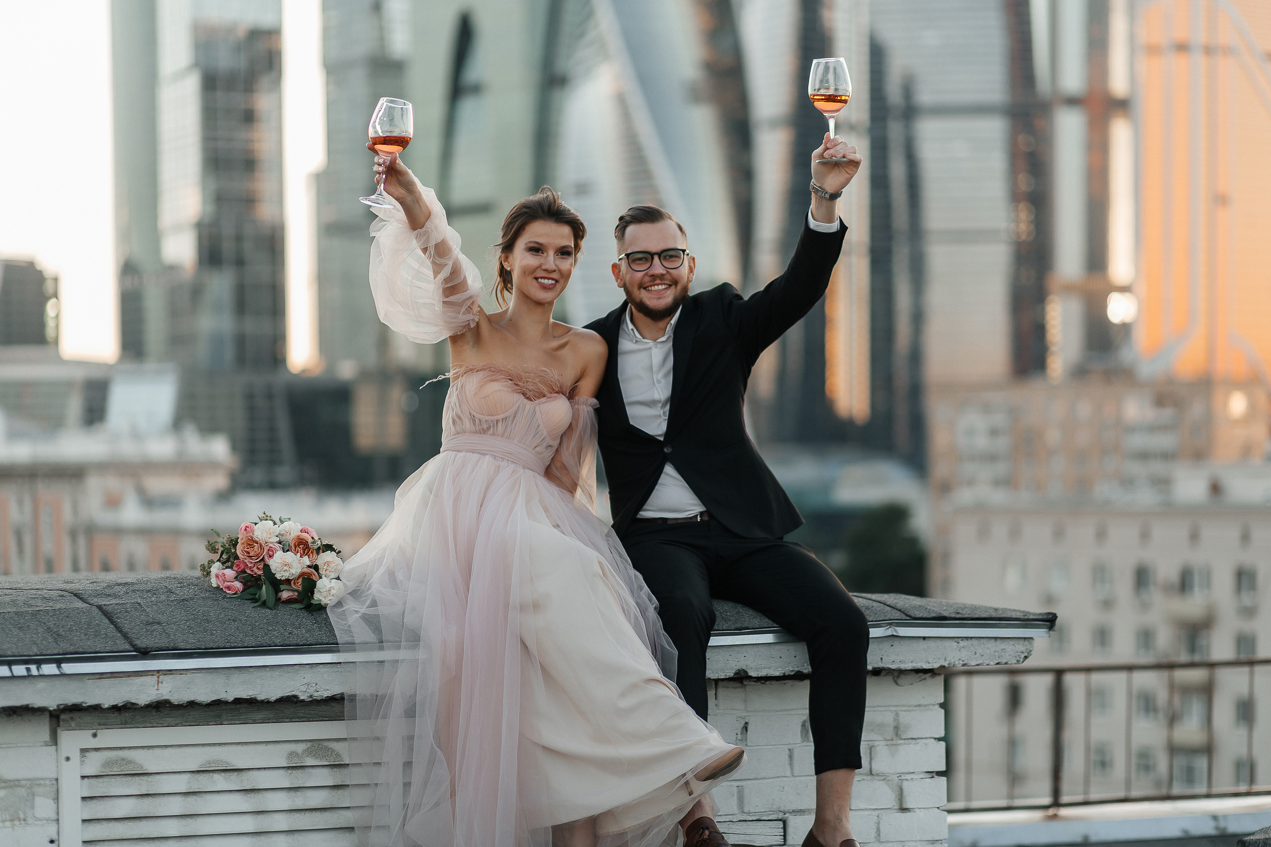 lovestory, свадебная прогулка, фотосессия на крыше, moscow city, патриаршие пруды, патрики, свадебное платье, свадебный фотограф, фотограф на свадьбу, свадебный букет, букет невесты, раменский загс, визажист на свадьбу