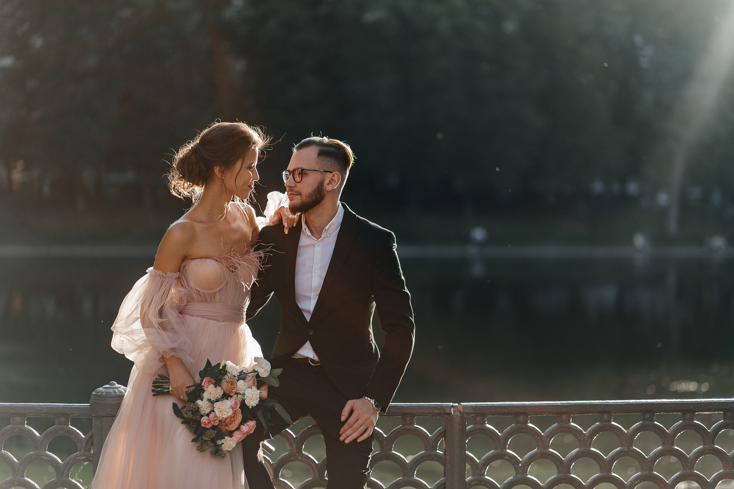 lovestory, свадебная прогулка, фотосессия на крыше, moscow city, патриаршие пруды, патрики, свадебное платье, свадебный фотограф, фотограф на свадьбу, свадебный букет, букет невесты, раменский загс, визажист на свадьбу
