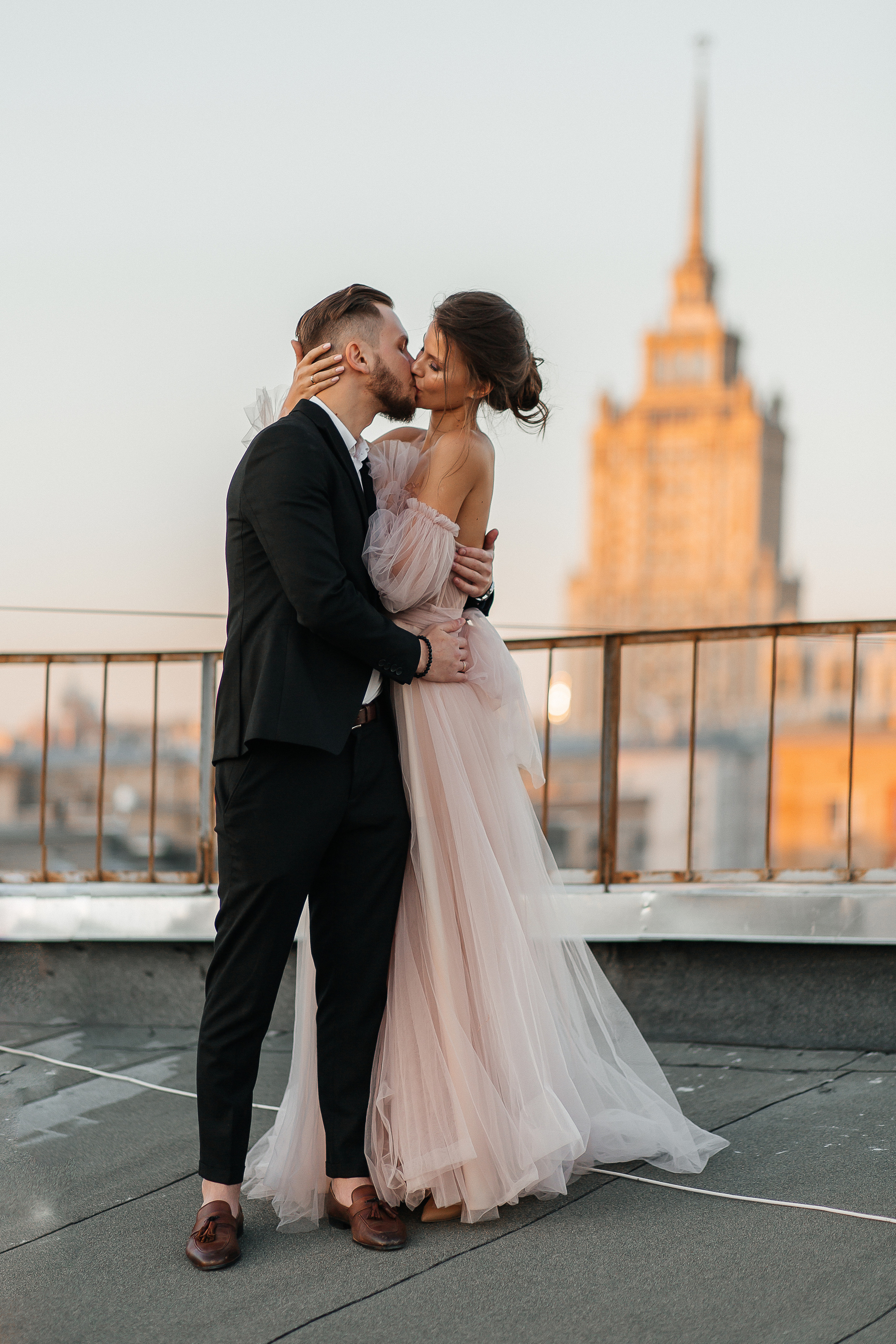 lovestory, свадебная прогулка, фотосессия на крыше, moscow city, патриаршие пруды, патрики, свадебное платье, свадебный фотограф, фотограф на свадьбу, свадебный букет, букет невесты, раменский загс, визажист на свадьбу
