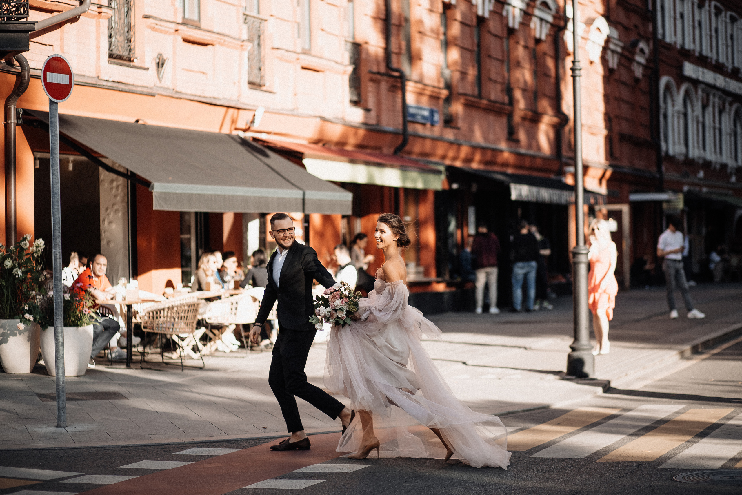 lovestory, свадебная прогулка, фотосессия на крыше, moscow city, патриаршие пруды, патрики, свадебное платье, свадебный фотограф, фотограф на свадьбу, свадебный букет, букет невесты, раменский загс, визажист на свадьбу