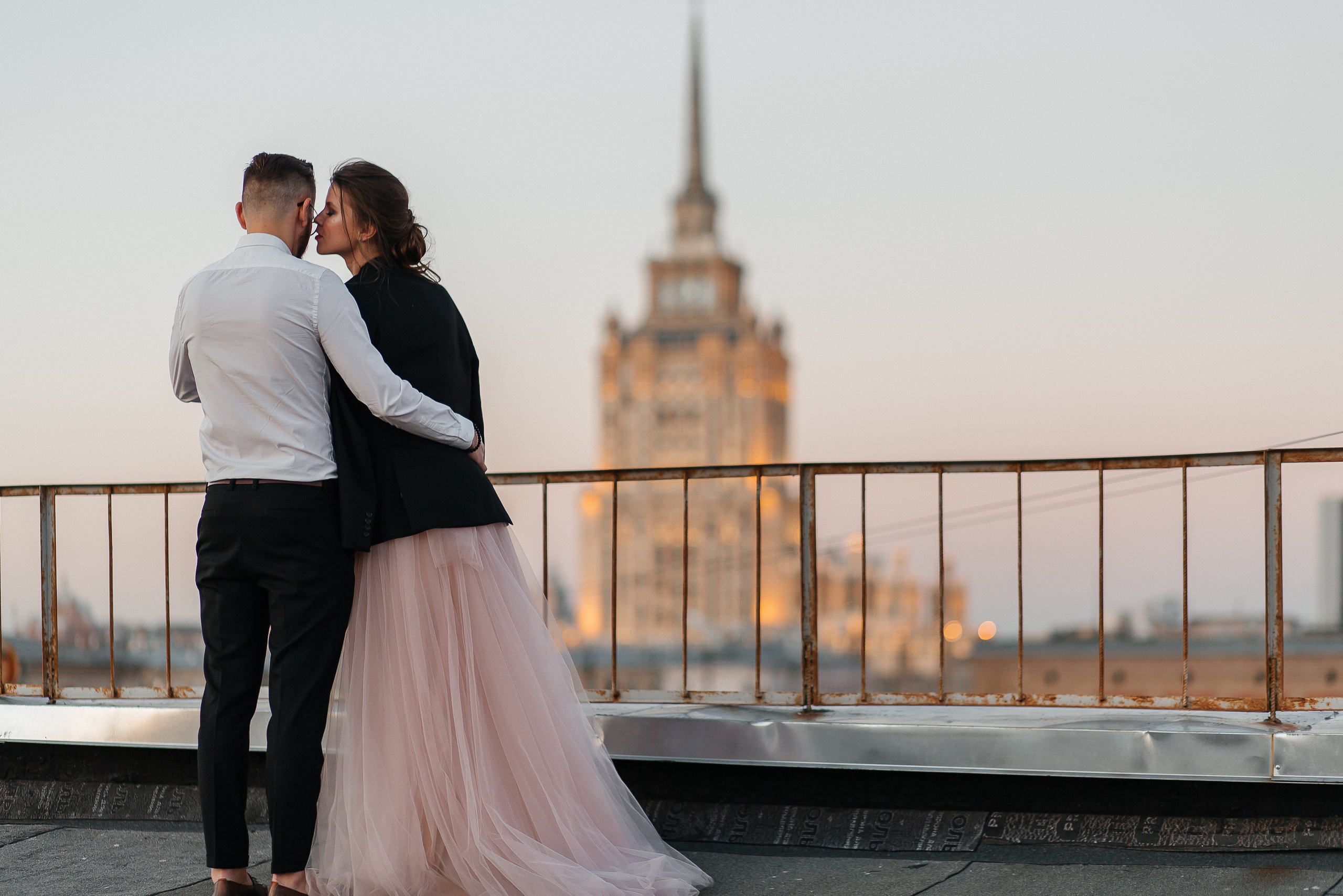 lovestory, свадебная прогулка, фотосессия на крыше, moscow city, патриаршие пруды, патрики, свадебное платье, свадебный фотограф, фотограф на свадьбу, свадебный букет, букет невесты, раменский загс, визажист на свадьбу