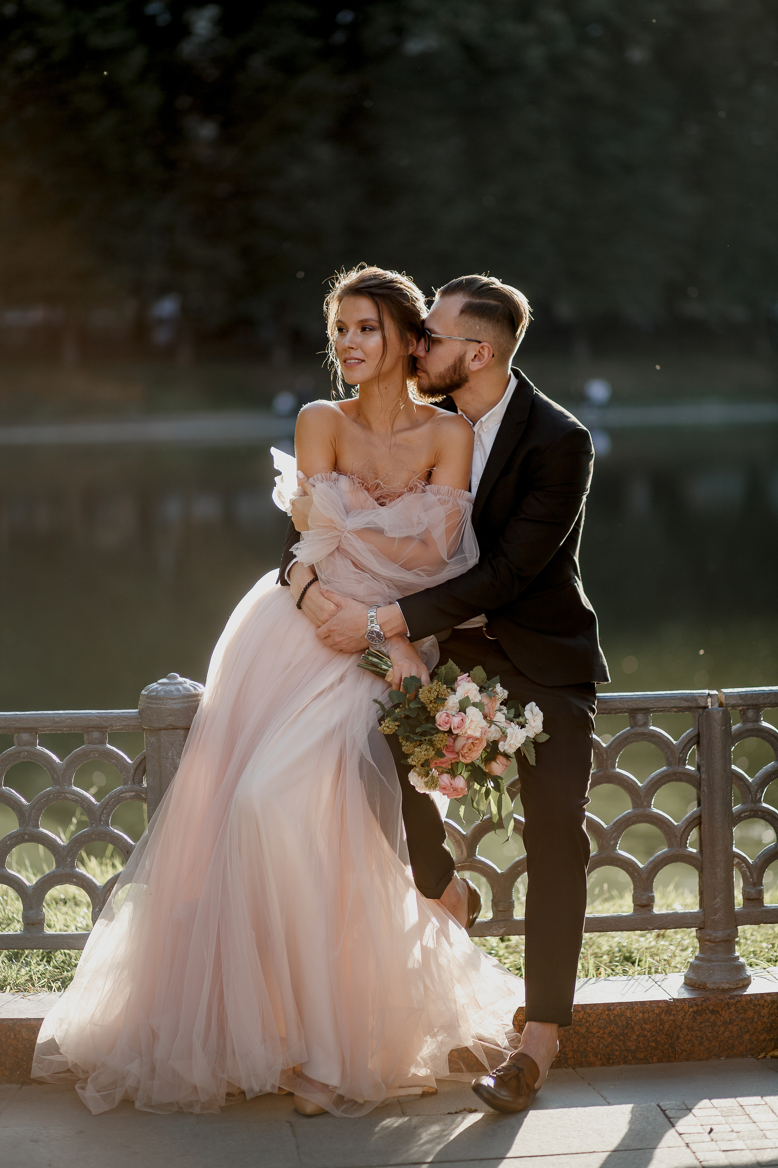lovestory, свадебная прогулка, фотосессия на крыше, moscow city, патриаршие пруды, патрики, свадебное платье, свадебный фотограф, фотограф на свадьбу, свадебный букет, букет невесты, раменский загс, визажист на свадьбу
