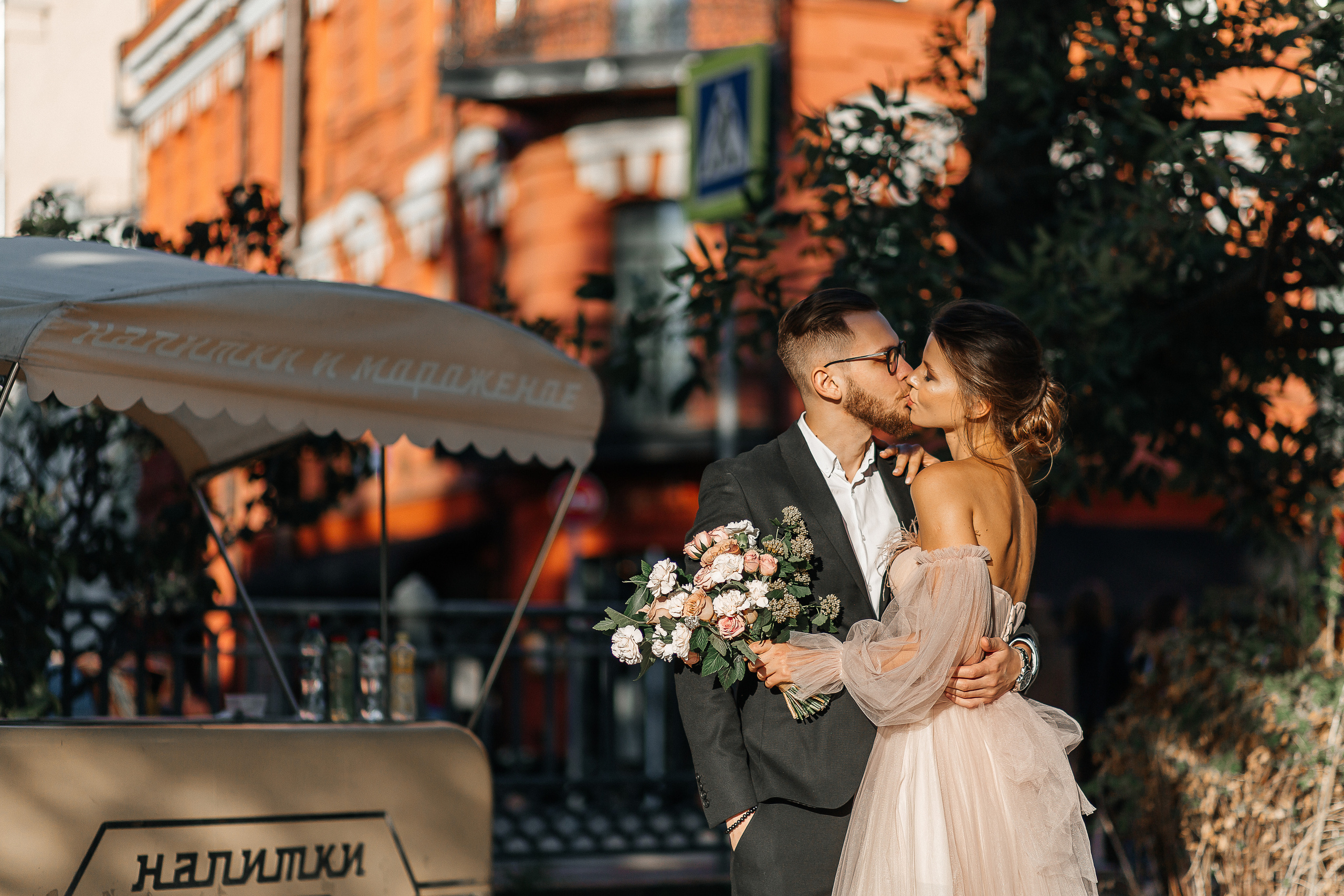 lovestory, свадебная прогулка, фотосессия на крыше, moscow city, патриаршие пруды, патрики, свадебное платье, свадебный фотограф, фотограф на свадьбу, свадебный букет, букет невесты, раменский загс, визажист на свадьбу
