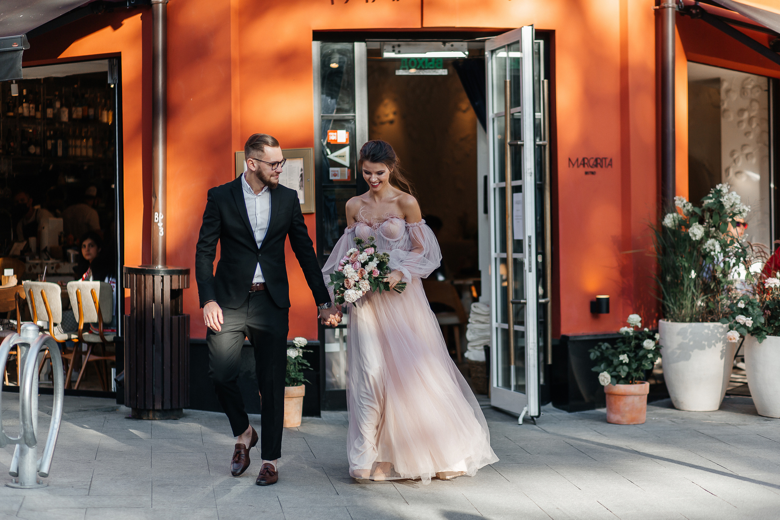 lovestory, свадебная прогулка, фотосессия на крыше, moscow city, патриаршие пруды, патрики, свадебное платье, свадебный фотограф, фотограф на свадьбу, свадебный букет, букет невесты, раменский загс, визажист на свадьбу