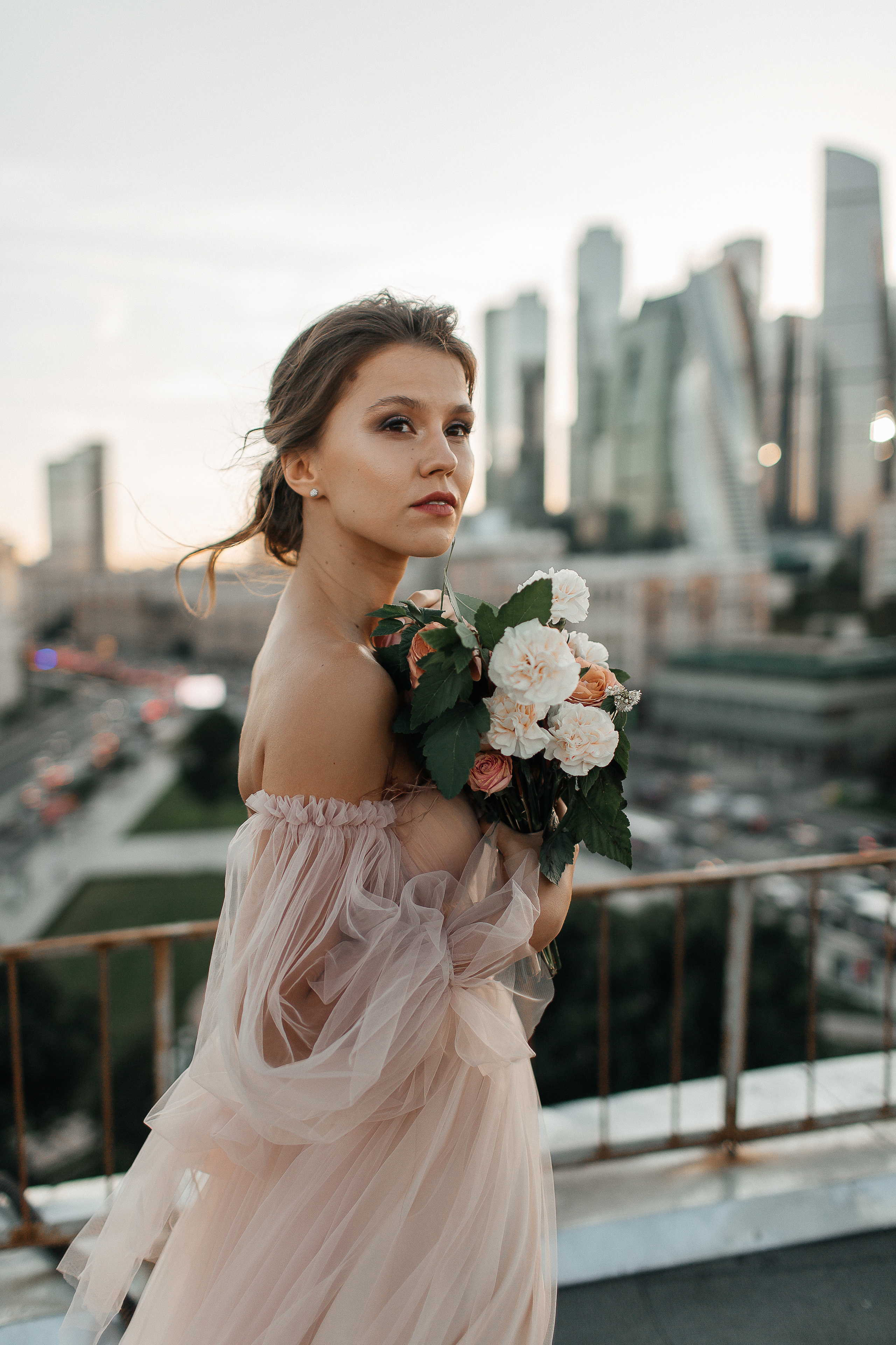 lovestory, свадебная прогулка, фотосессия на крыше, moscow city, патриаршие пруды, патрики, свадебное платье, свадебный фотограф, фотограф на свадьбу, свадебный букет, букет невесты, раменский загс, визажист на свадьбу