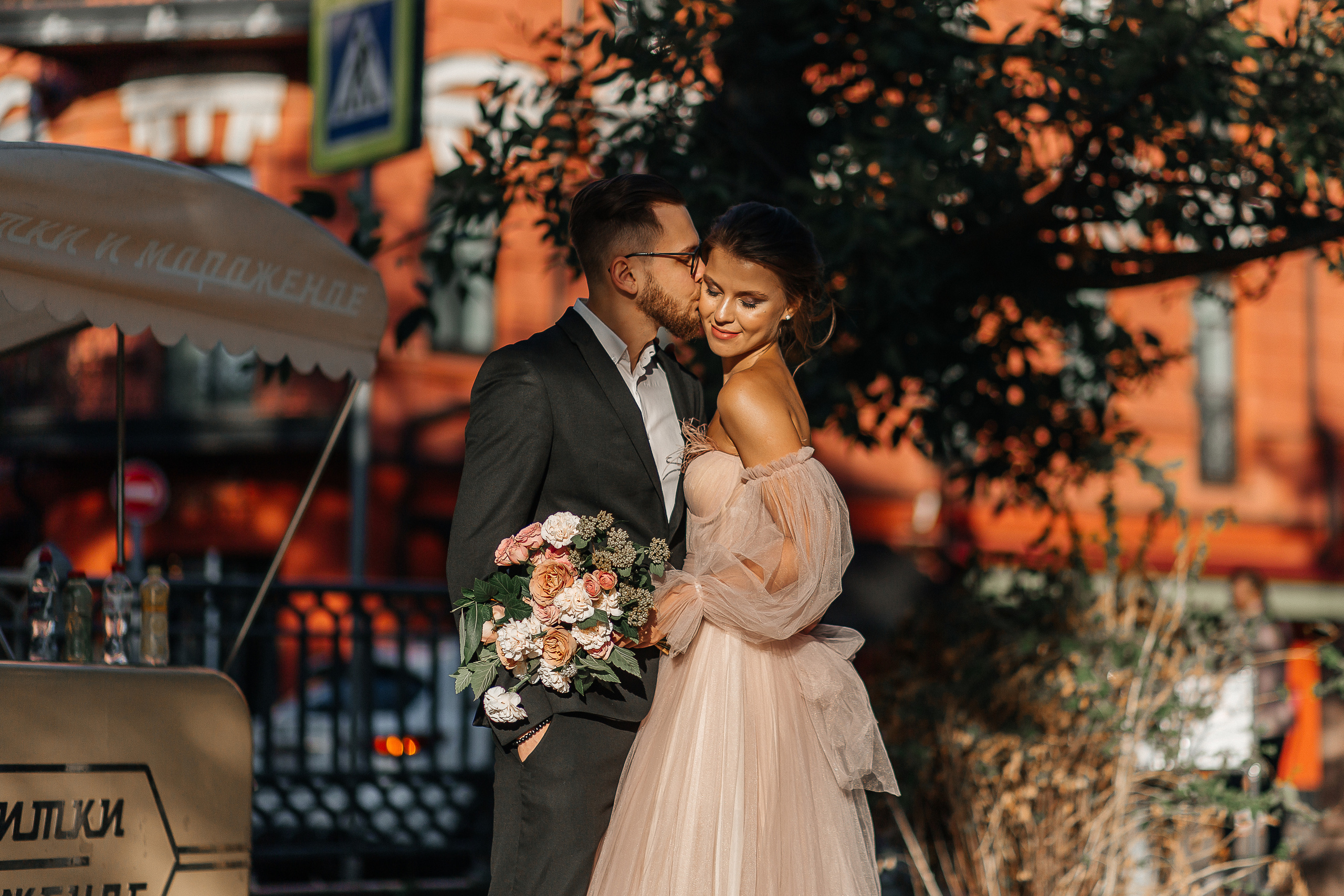 lovestory, свадебная прогулка, фотосессия на крыше, moscow city, патриаршие пруды, патрики, свадебное платье, свадебный фотограф, фотограф на свадьбу, свадебный букет, букет невесты, раменский загс, визажист на свадьбу