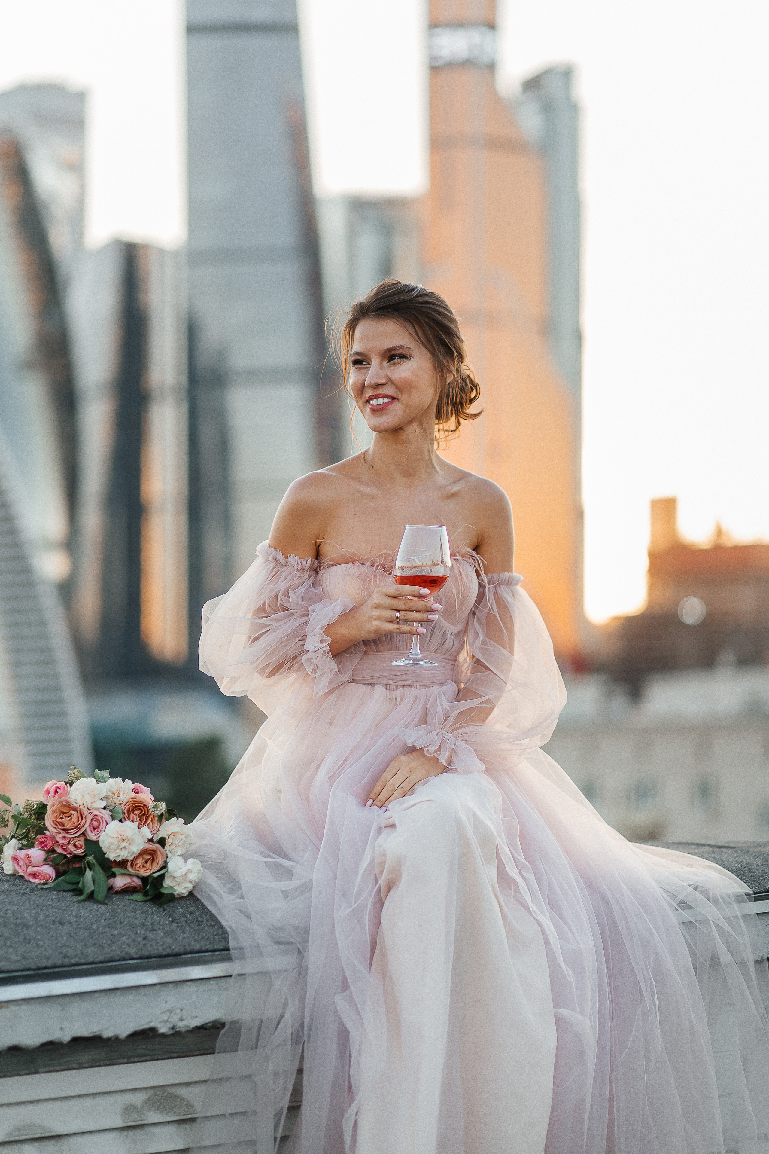 lovestory, свадебная прогулка, фотосессия на крыше, moscow city, патриаршие пруды, патрики, свадебное платье, свадебный фотограф, фотограф на свадьбу, свадебный букет, букет невесты, раменский загс, визажист на свадьбу