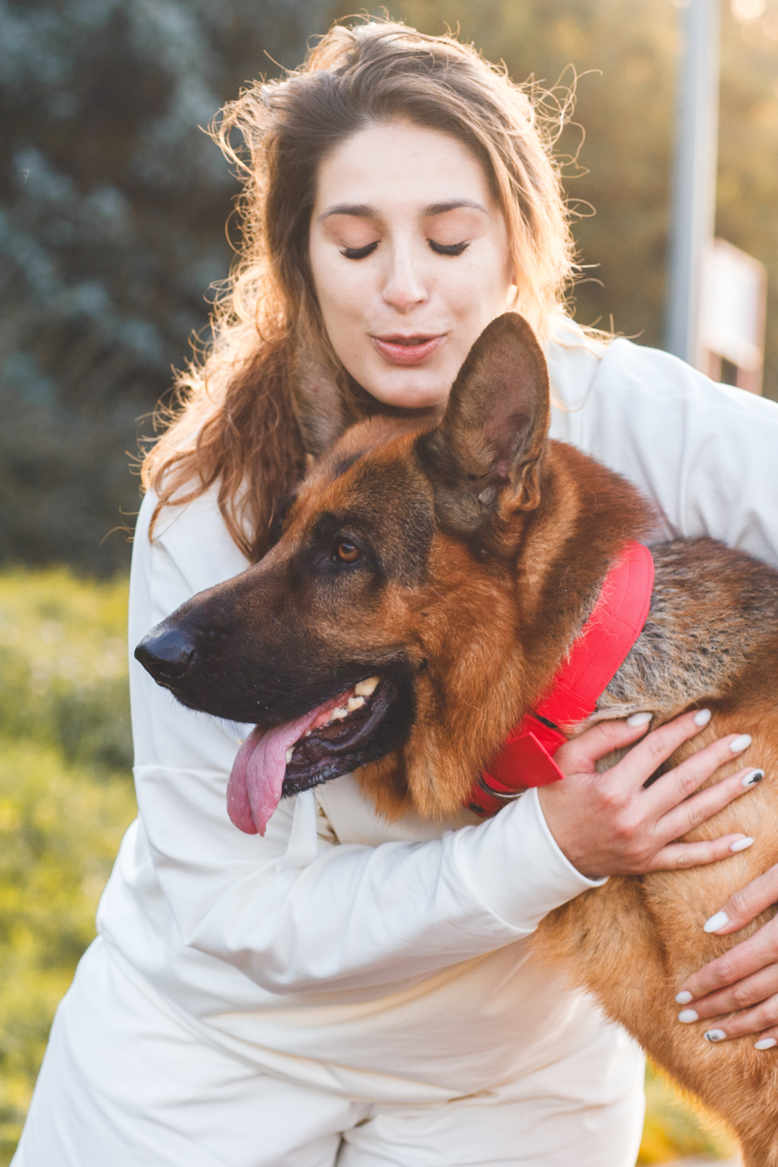 Фотопрогулка молодой девушки и ее собаки летним утром в парке. Семейный и школьный фотограф в Москве Анна Ткач