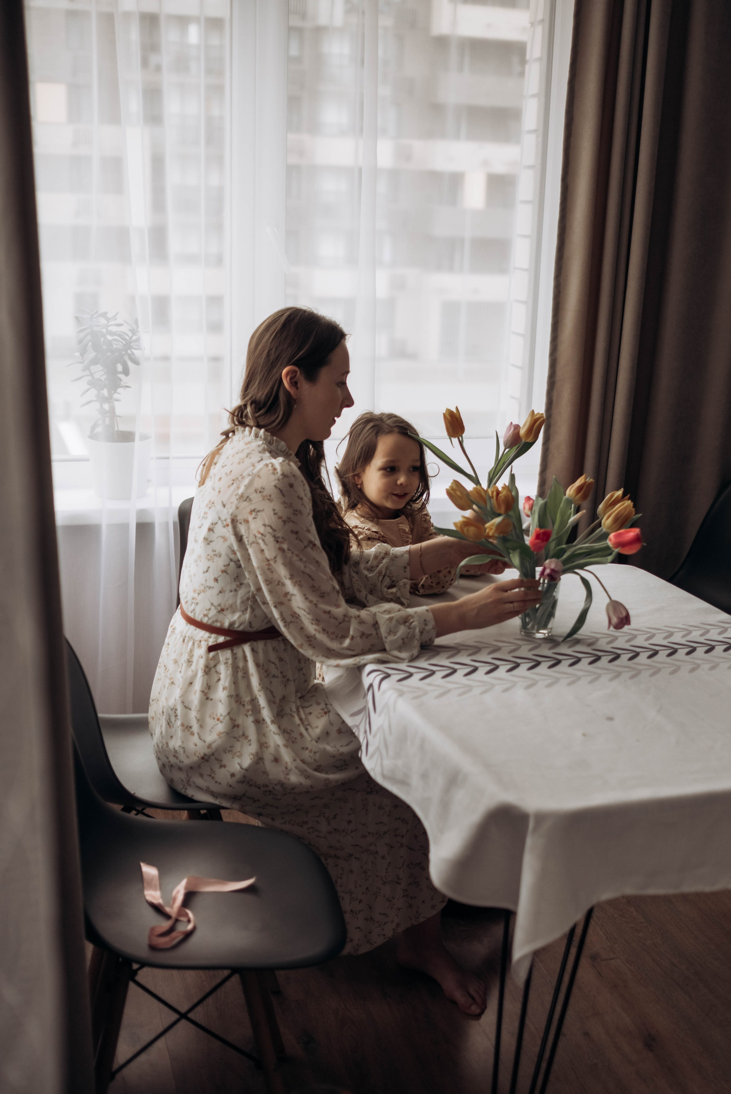 Домашняя фотосессия для мамы и дочек, с цветами, весной, к 8 марта. Семейный фотограф в Железнодорожном Масаева Елена