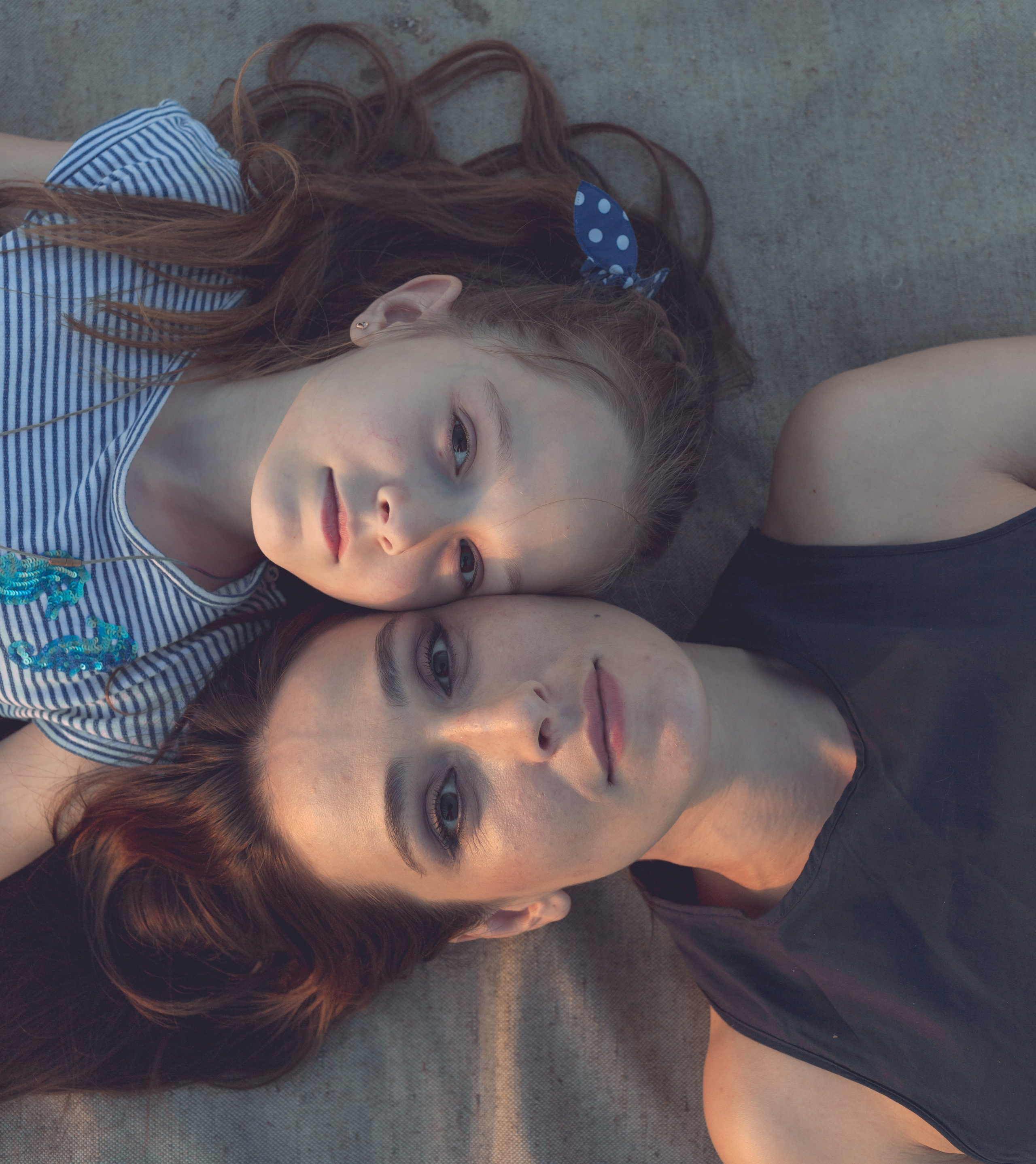 Мать и дочь лёжа, взгляд в объектив, тёплый свет, семейный портрет, Воронеж, Илья Антропов