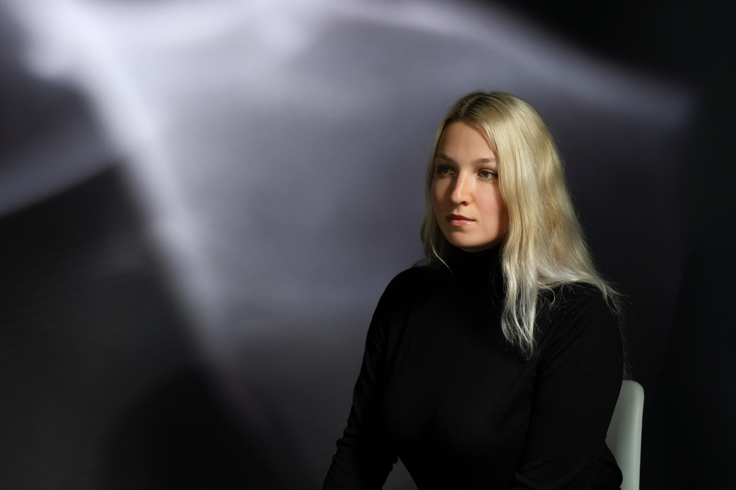 Студийная съёмка девушки в чёрном при сложном свете