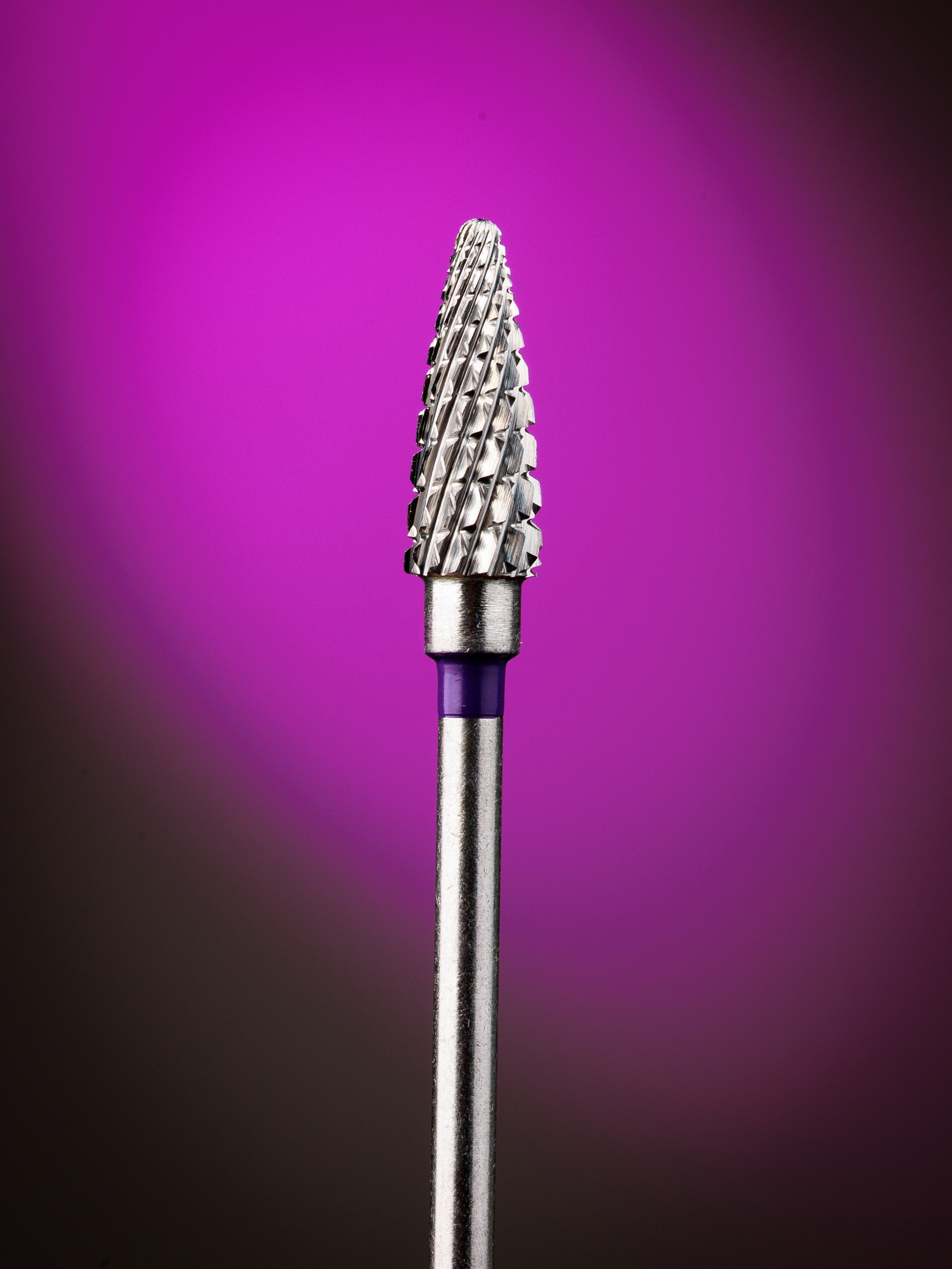 имиджевая предметная съемка фреза для маникюра на фиолетовом подсвеченном фоне. Макрокадр фреза для маникюра