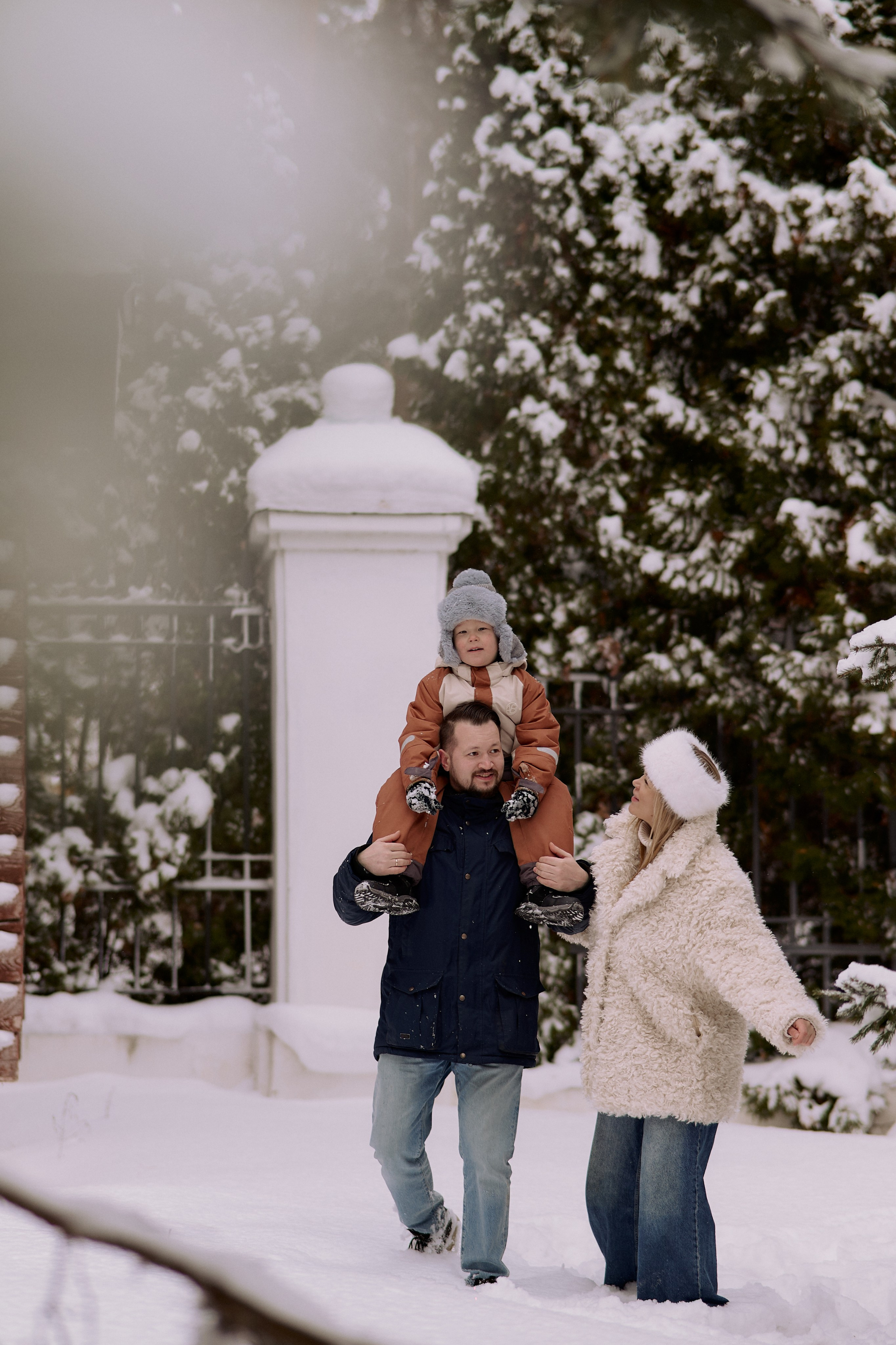 Паша, Света и Марк на зимней прогулке. Семейный и свадебный lifestyle-фотограф в Москве Мария Петрова