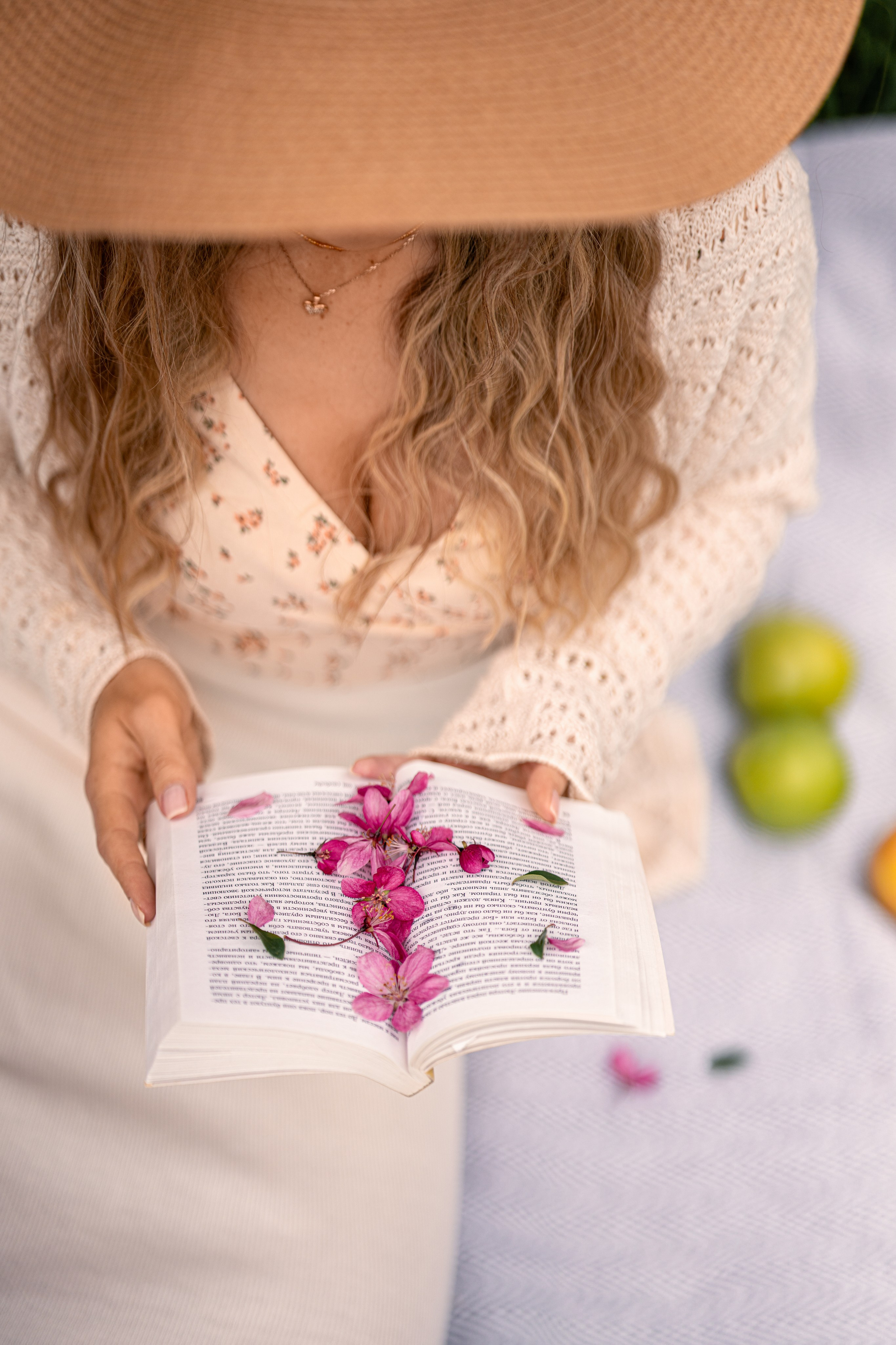 Весенняя сказка Марии в цветущем саду. Семейный и портретный фотограф в Санкт-Петербурге Татьяна Гримоть