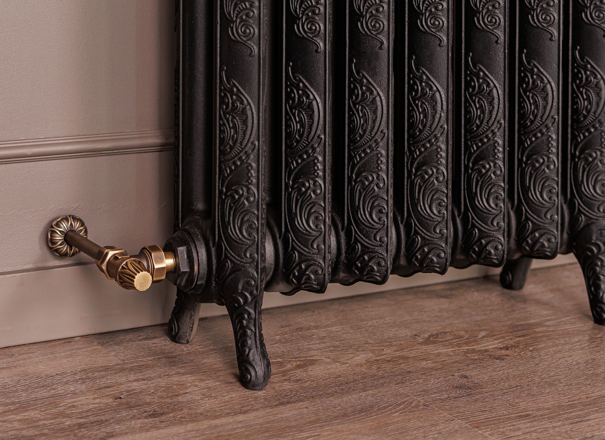 Предметные фотографии дизайнерских радиаторов отопления в стиле ретро