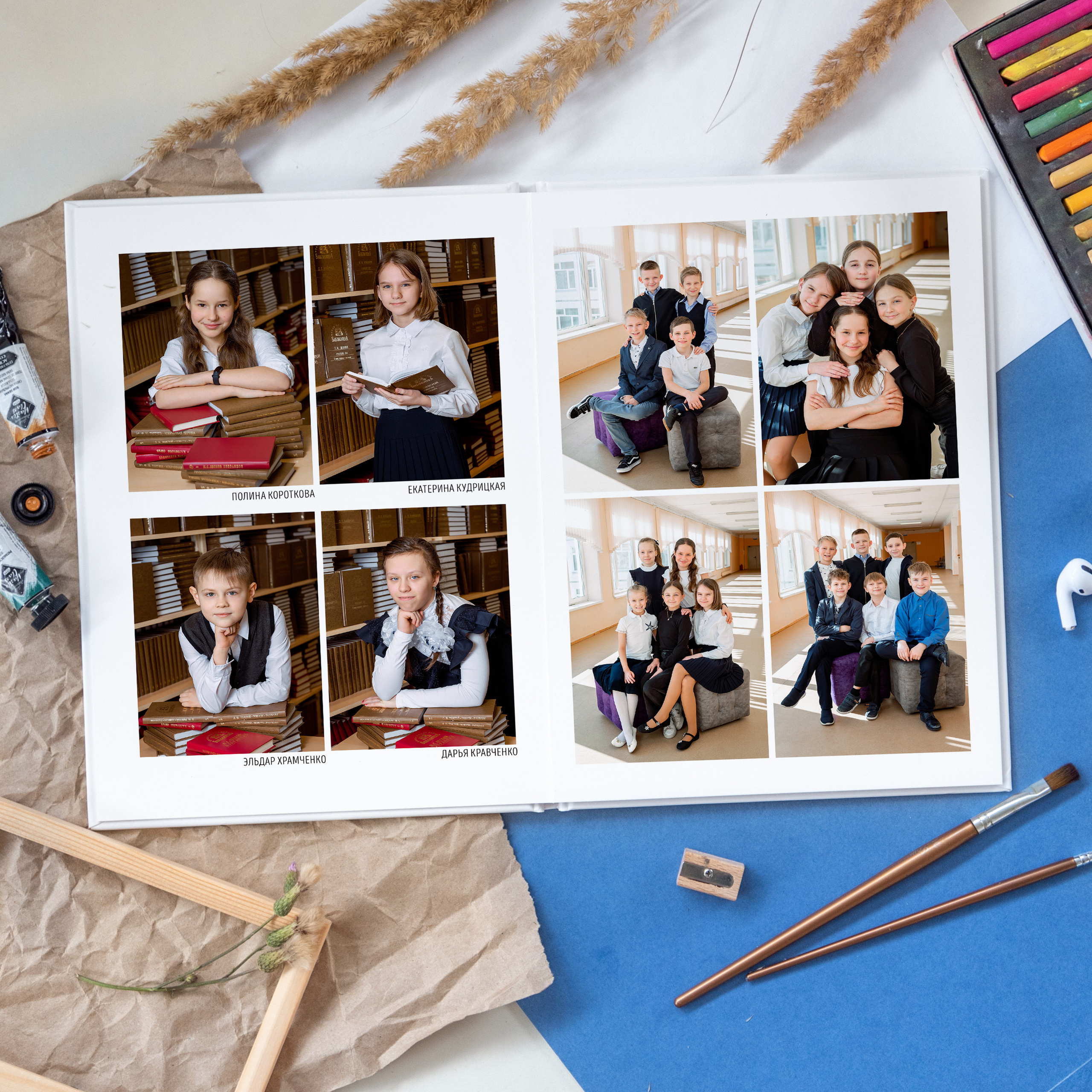 Разворот фотокниги с групповыми фотографиями детей и подписанными портретными фото 