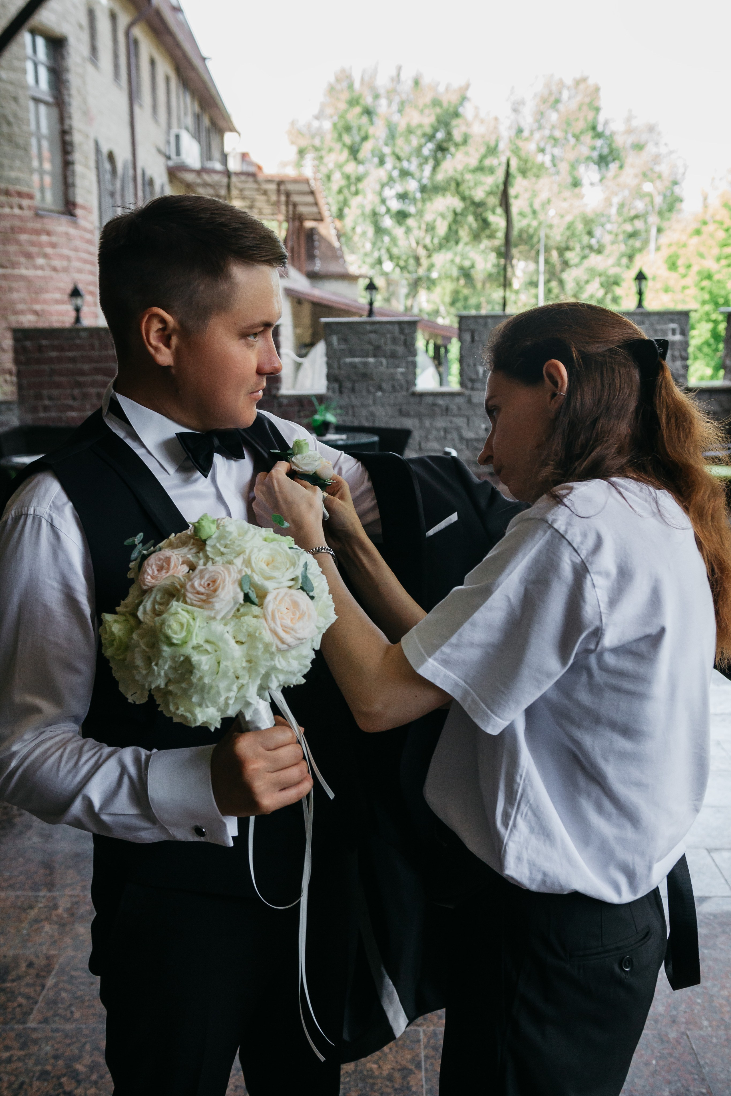 жених одевается