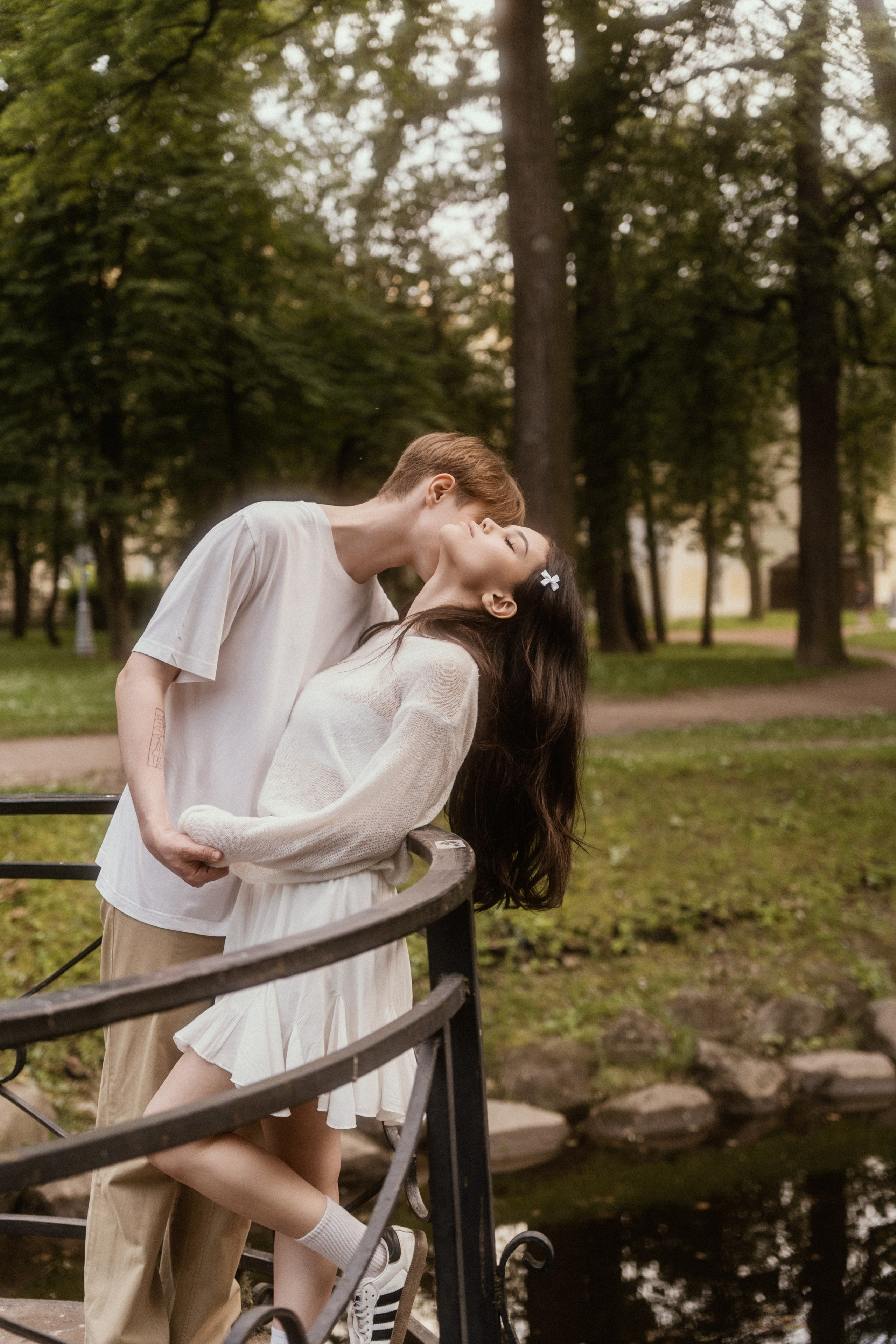 Фотосессия лавстори в Санкт-Петербурге. Лопухинский сад.