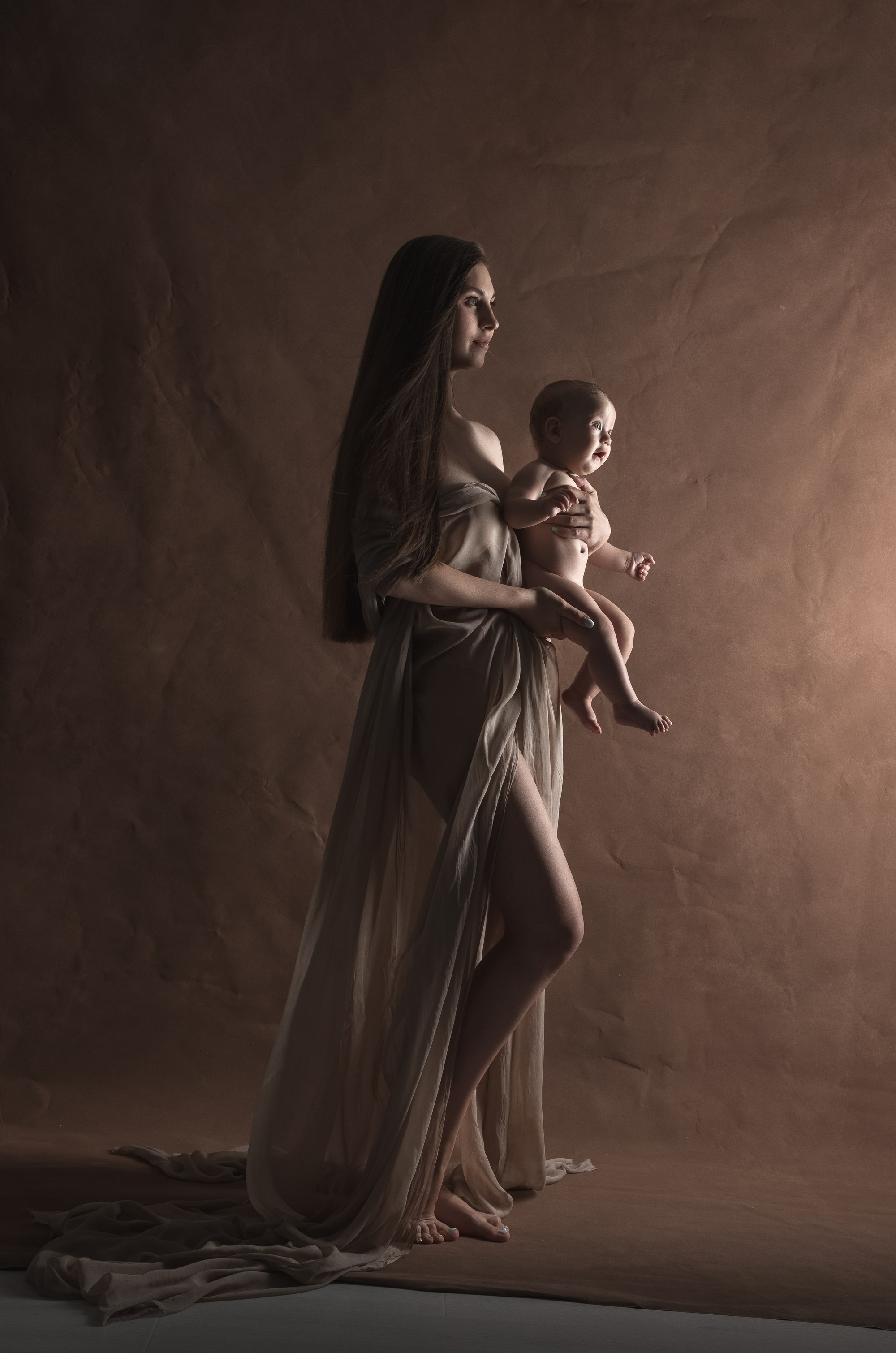 Фотосессия матери и ребенка, фотосессия материнства в Тамбове, фотосъемка в стиле минимализм и без одежды матери и ребенка в фотостудии, фото мамы и малыша, портрет материнской любви, поцелуй матери, красивое фото матери и ребенка, объятия матери, мамины руки на фото, фотография красивой женщины с ребенком на руках, фотосессия семейная в Тамбове, детская и семейная фотосессия , мама и ребенок на темном фоне в фотостудии, ребенок на руках у мамы, красивое платье на фотографии матери и ребенка, красивое материнство