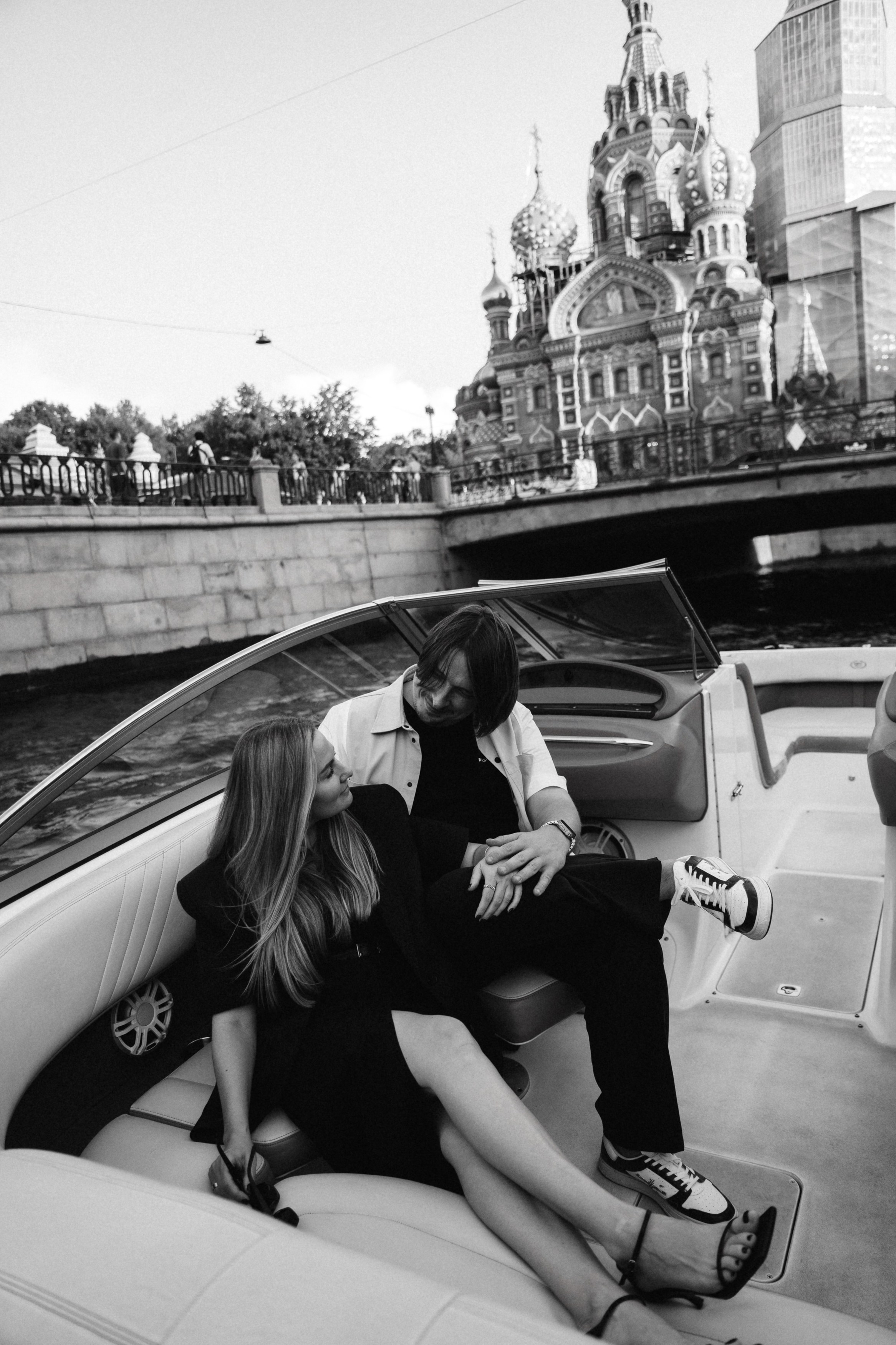 Даша и Витя на катере. Репортажный и портретный фотограф в Санкт-Петербурге Степлевич Дарья